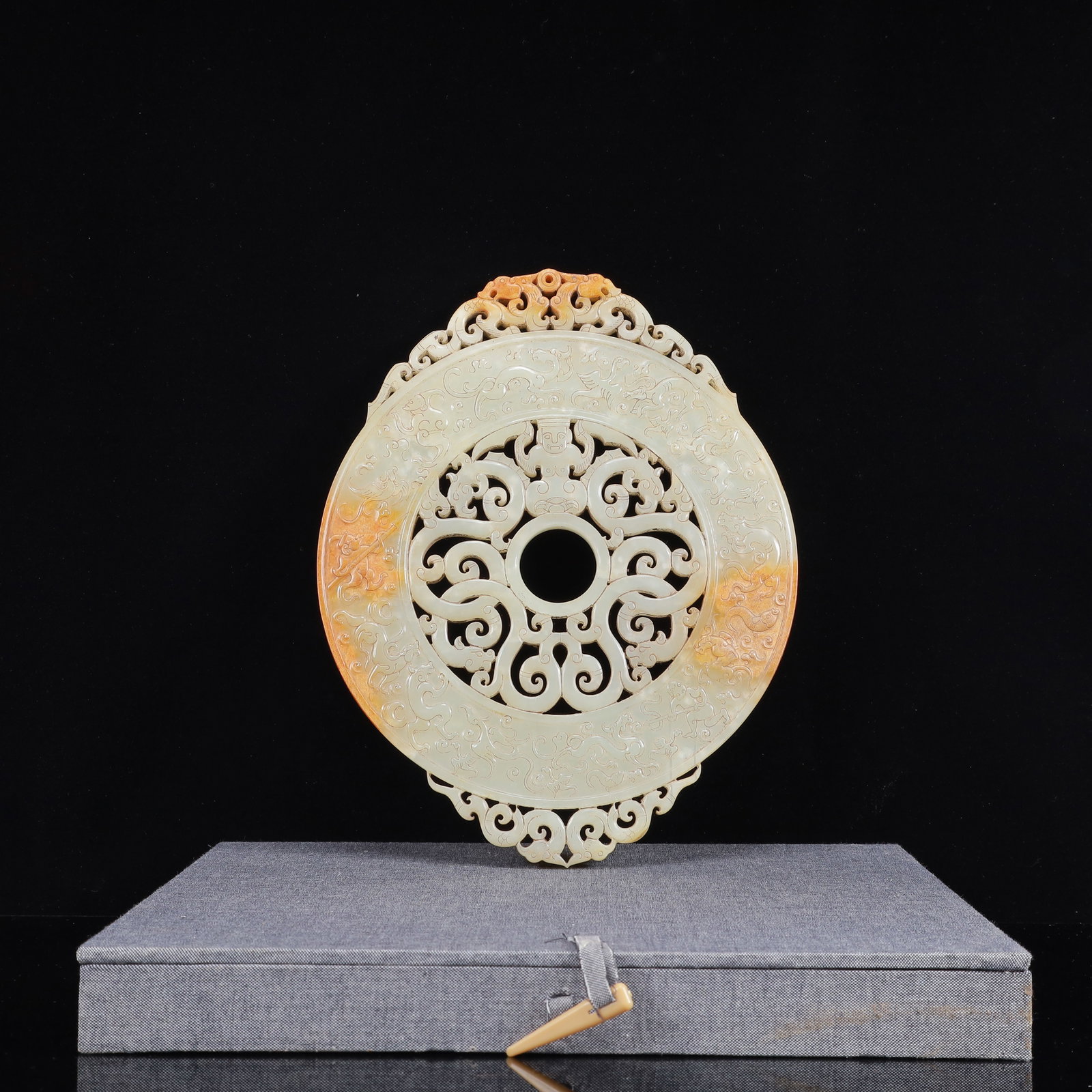 An Exquisite White Jade Animal Pattern Jade Pendant (1 of 8)