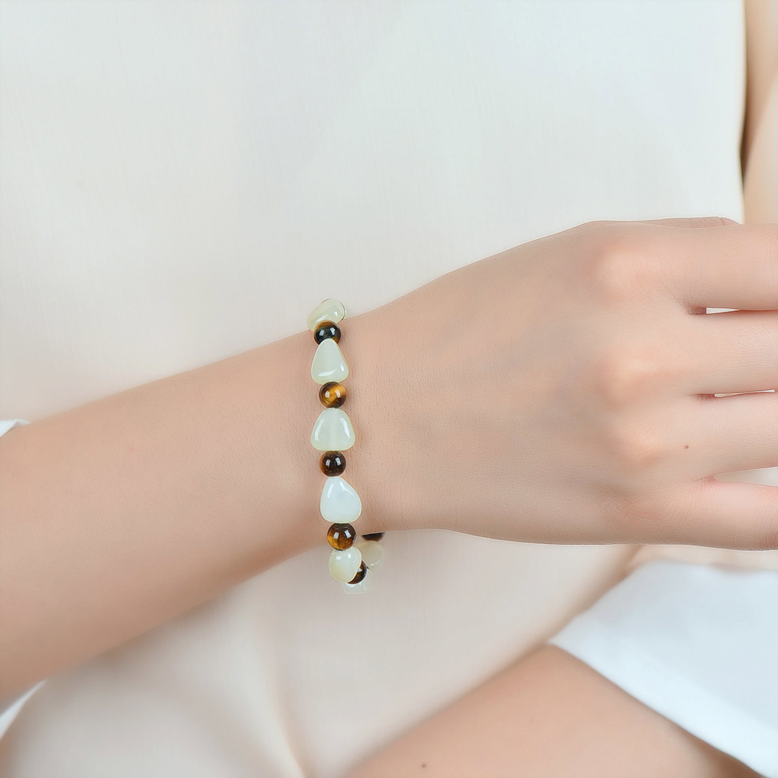 An Exquisite White Jade Bracelets: An Exquisite White Jade Bracelets 白玉手串