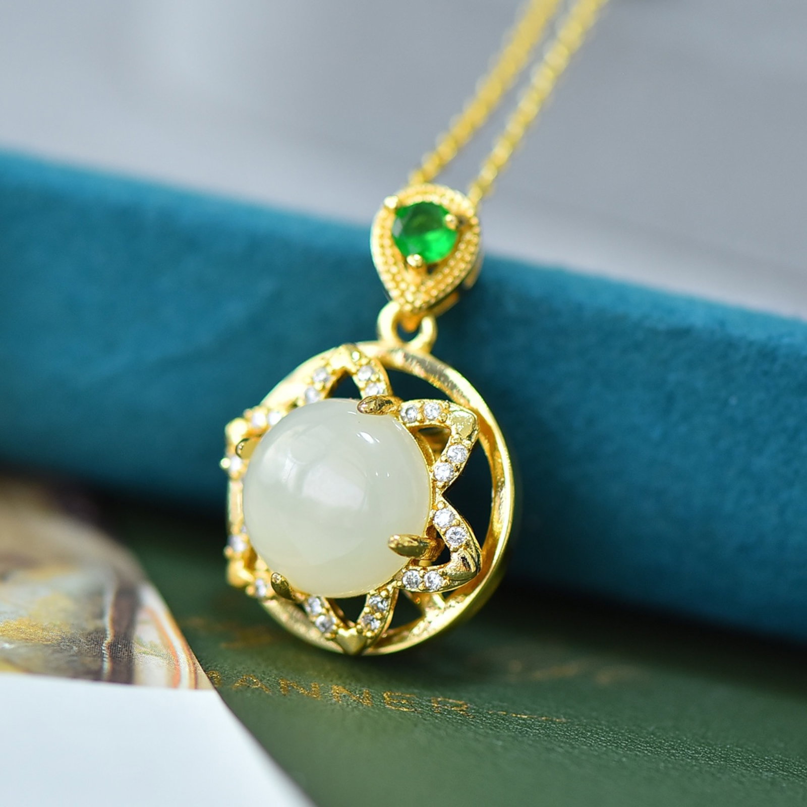 An Exquisite Bronze-Gold Plated Inlaid White Jade Necklace,Inlaid Diamond: An Exquisite Bronze-Gold Plated Inlaid White Jade Necklace,Inlaid Diamond,Size:12mmx12mm 铜镀金镶白玉项链,嵌钻石