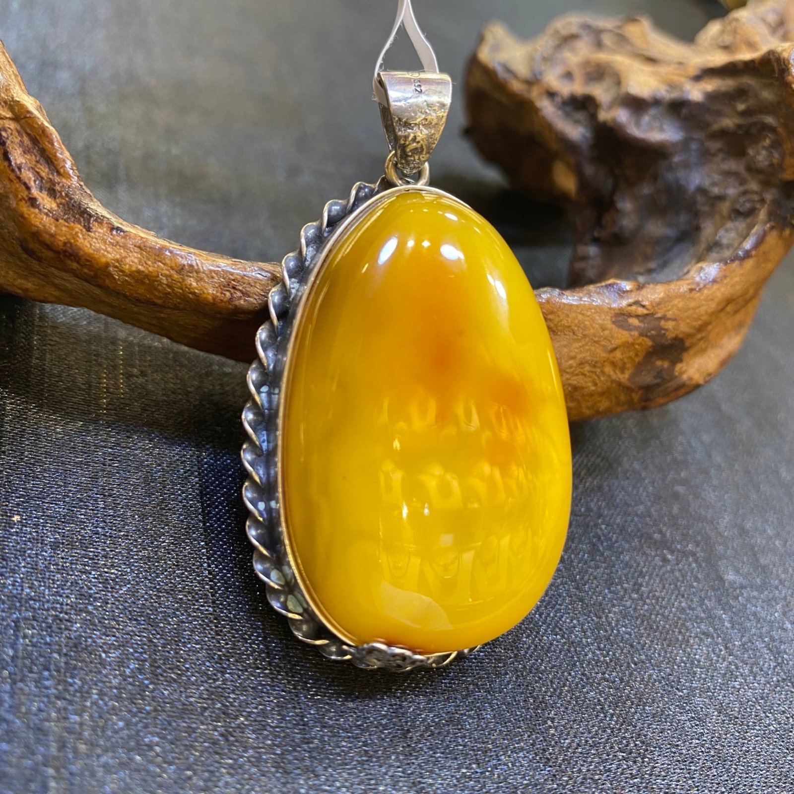 An Exquisite Beeswax Inlaid Silver Necklace: An Exquisite Beeswax Inlaid Silver Necklace,Size:27.2mm,Weight:14.6g 蜜蜡镶银项链