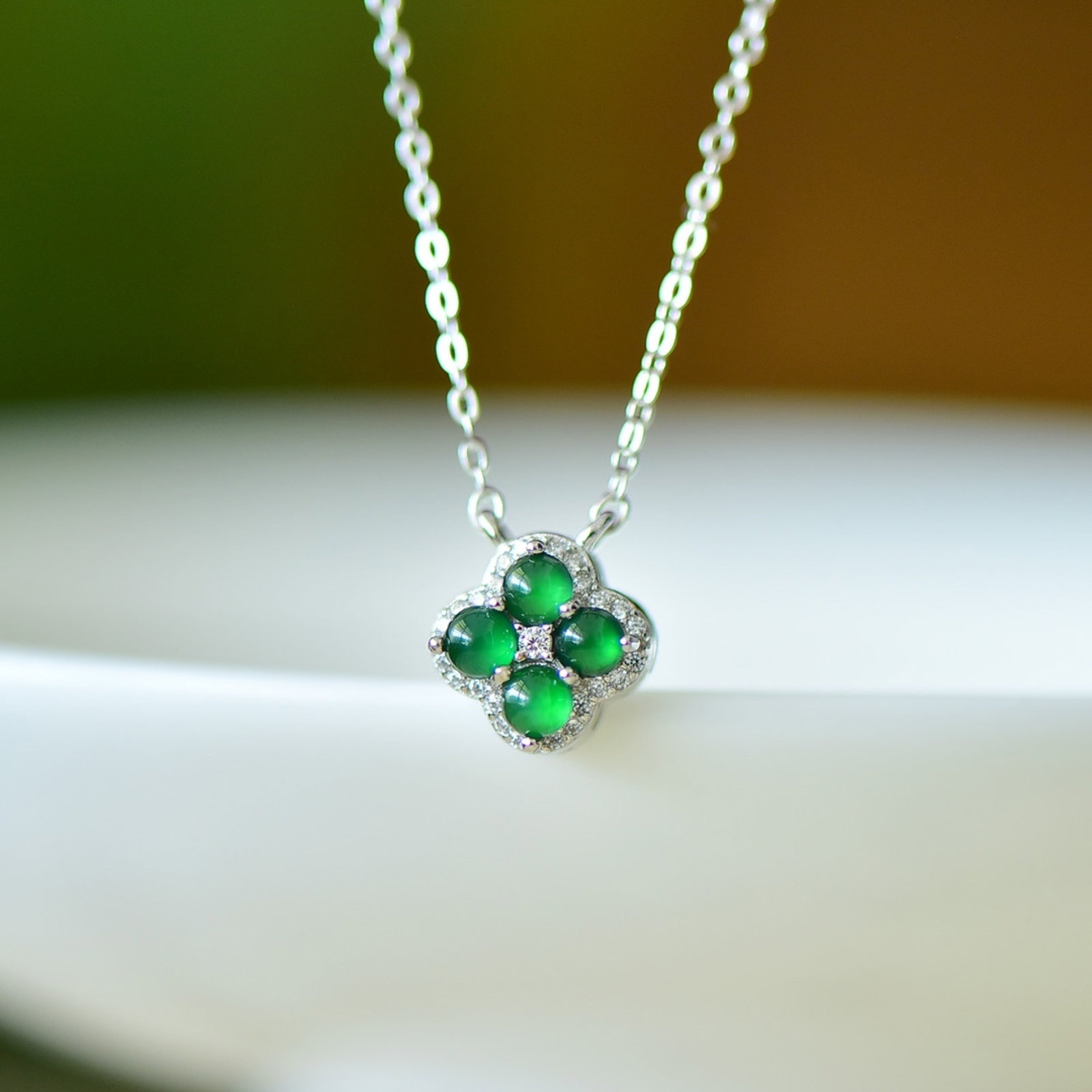An Exquisite Sterling Silver-Gold Plated Inlaid Jadeite Pendant: An Exquisite Sterling Silver-Gold Plated Inlaid Jadeite Pendant,Size:3mmx3mm 纯银镀金镶翡翠吊坠