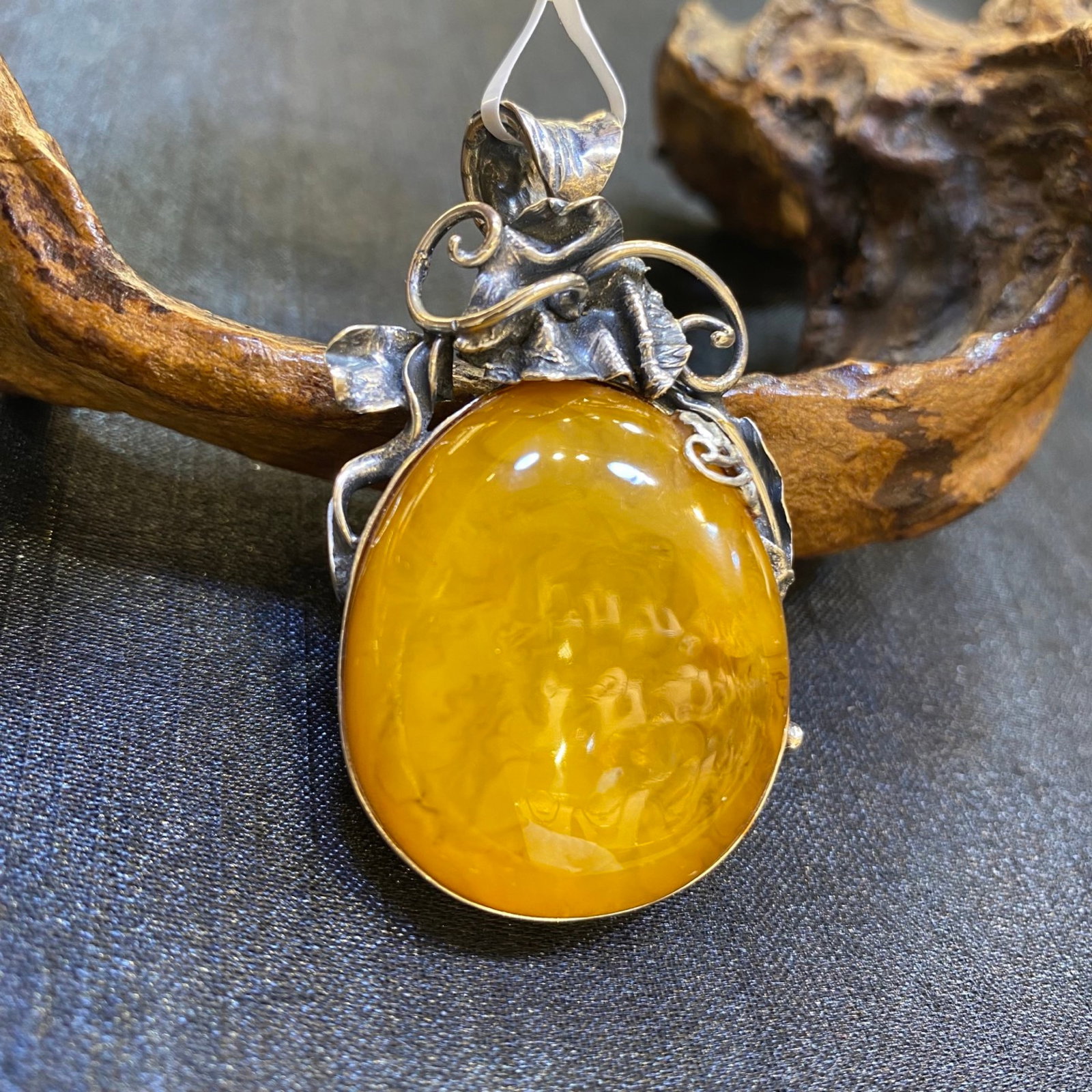An Exquisite Beeswax Inlaid Silver Necklace: An Exquisite Beeswax Inlaid Silver Necklace,Size:30.2mm,Weight:16.2g 蜜蜡镶银项链