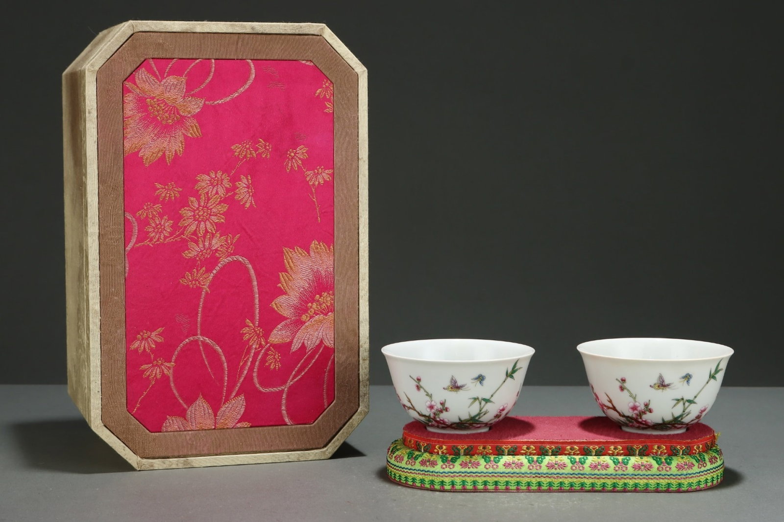 A Pair of Exquisite Famille-Rose Flower and Butterfly Pattern Cups,with poem: A Pair of Exquisite Famille-Rose Flower and Butterfly Pattern Cups,with poem,Qing Dynasty,China,Yongzheng Four-character Mark,Size:2.2inx3.7in 一对粉彩花卉蝴&