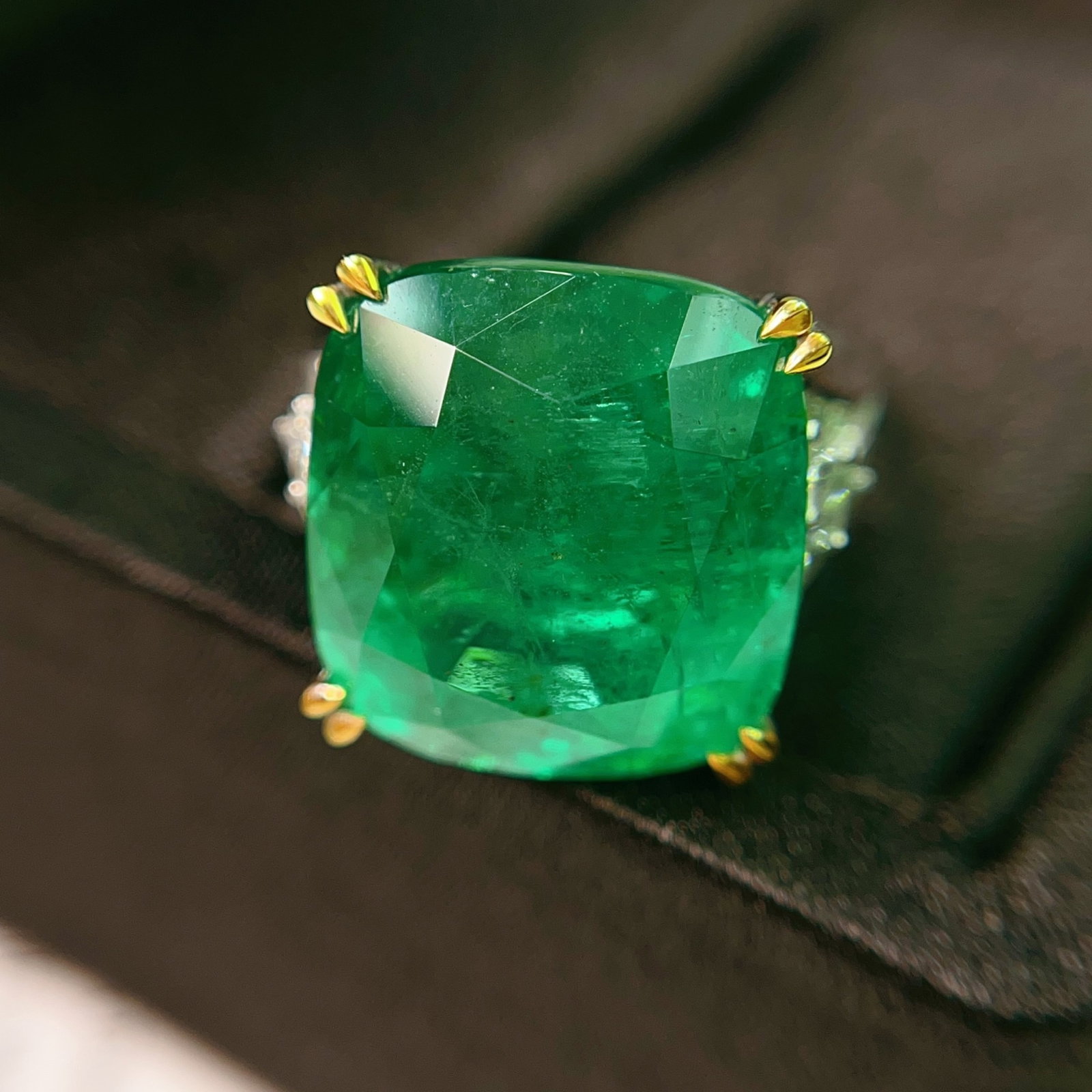 A Exquisite 18k Gold Inlaid 18.55ct Vivid Green and 1.438ct Diamond Ring: A Exquisite 18k Gold Inlaid 18.55ct Vivid Green and 1.438ct Diamond Ring,Total Weight:9.98g 18k金镶 18.55ct 祖母绿和 1.438ct 钻石戒指