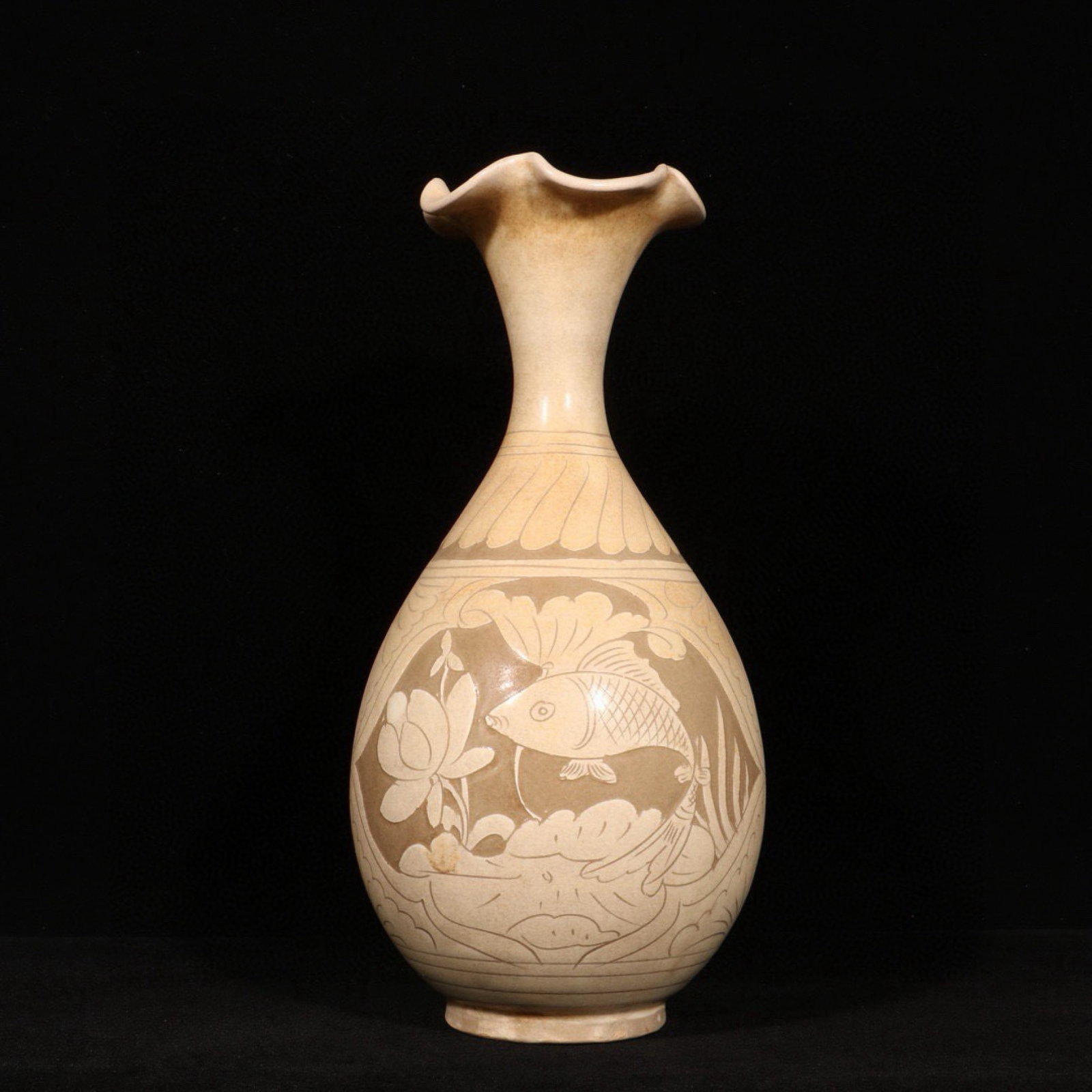 An Exquisite Cizhou yao Flower and Fish Pattern Vase: An Exquisite Cizhou yao Flower and Fish Pattern Vase,Song Dynasty,China,Size:11.4inx5.3in 磁州窑花卉鱼纹瓶,中国宋代
