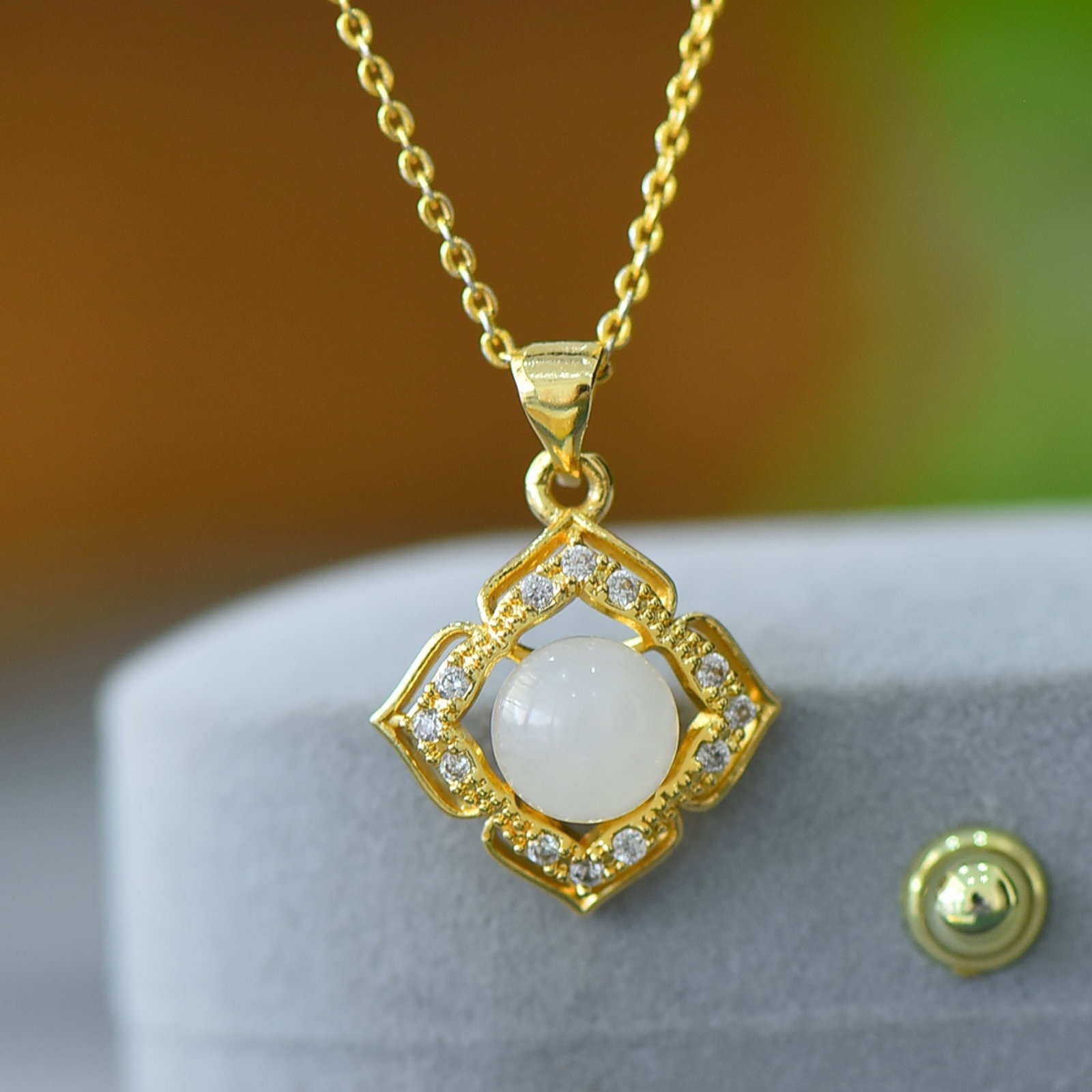 An Exquisite Bronze-Gold Plated Inlaid White Jade Necklace: An Exquisite Bronze-Gold Plated Inlaid White Jade Necklace,Size:3.1inx3.1in 铜镀金镶白玉项链