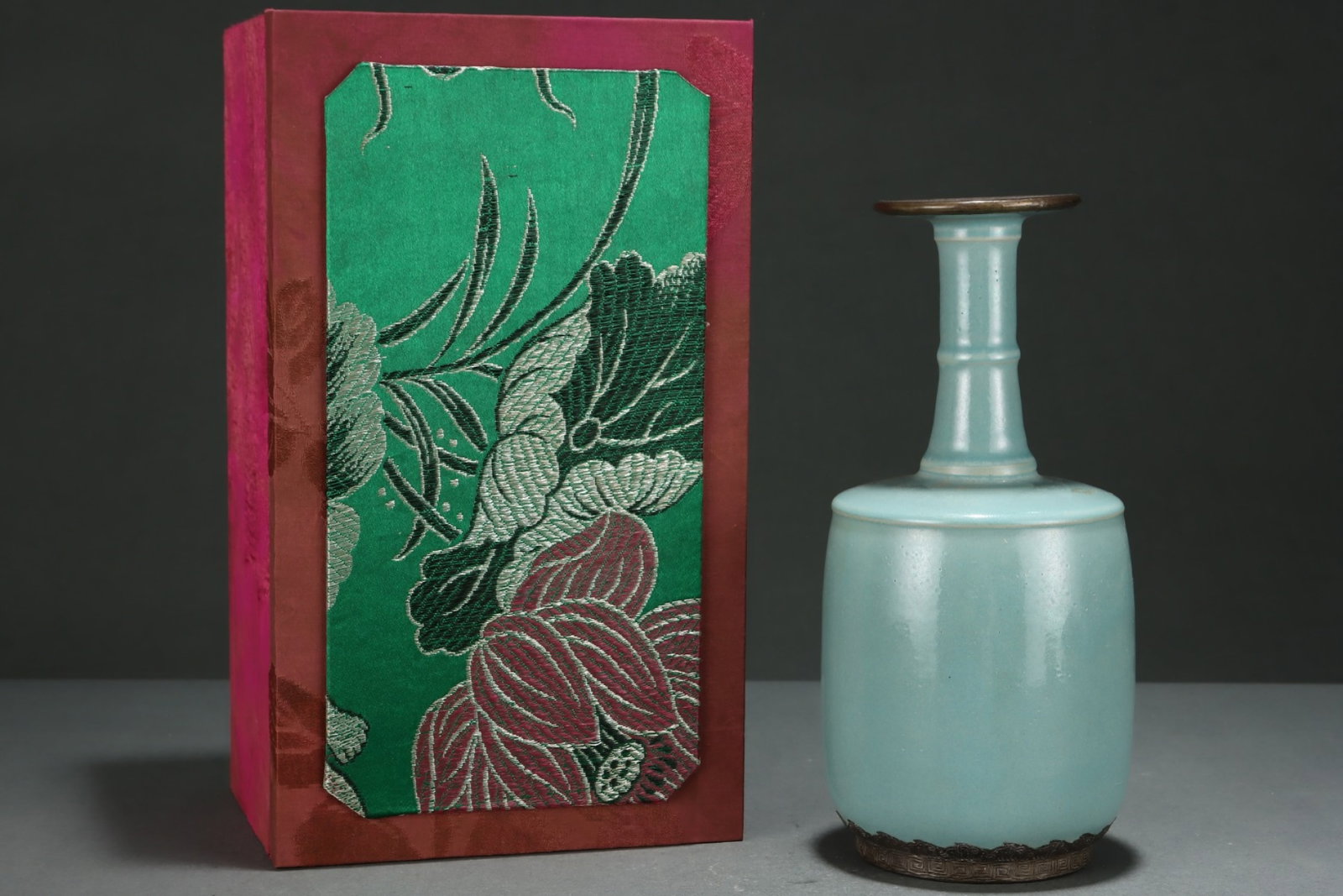 An Exquisite Ru yao Cover with Silver Vase: An Exquisite Ru yao Cover with Silver Vase,Song Dynasty,China,Size:26..0.8inx5in 汝窑银口瓶,中国宋代
