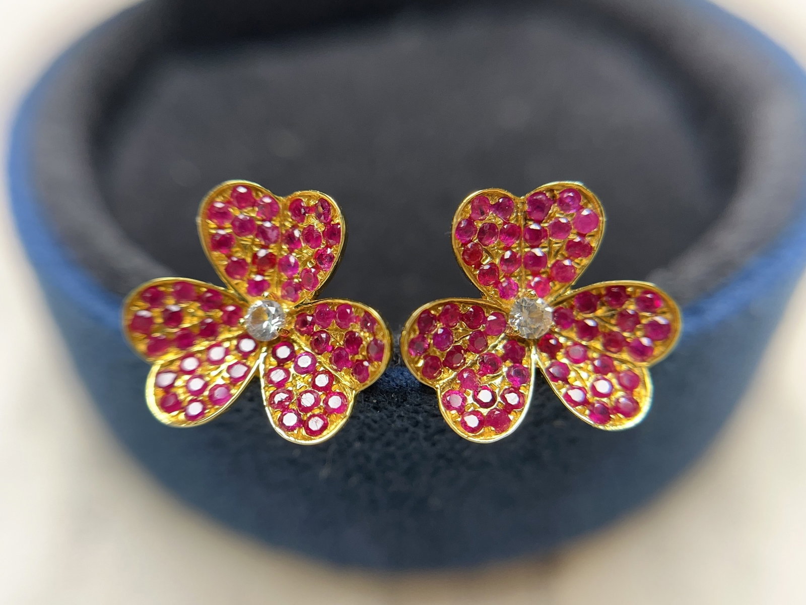 A Pair of Exquisite 18k Gold Inlaid 1.35ct Natural Ruby Earrings,Inlaid Gems: A Pair of Exquisite 18k Gold Inlaid 1.35ct Natural Ruby Earrings,Inlaid Gems,Total Weight:1.76g 一对18k金镶 1.35ct