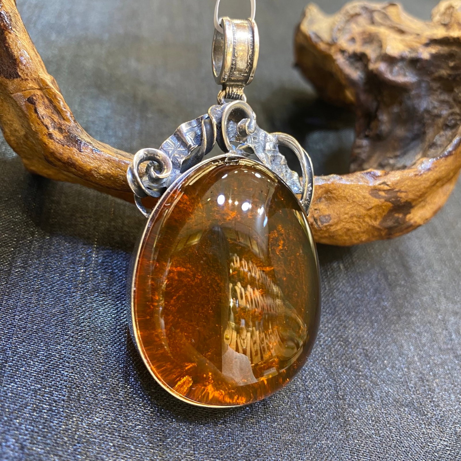 An Exquisite Beeswax Inlaid Silver Necklace: An Exquisite Beeswax Inlaid Silver Necklace,Size:32mm,Weight:18.7g 蜜蜡镶银项链