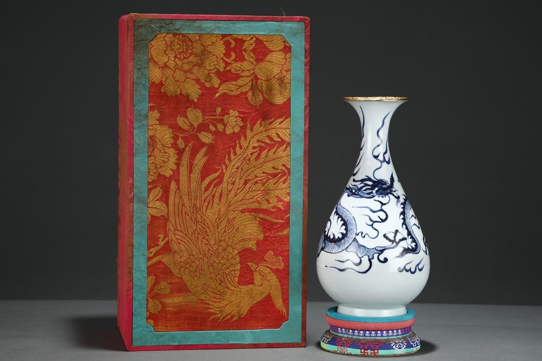 An Exquisite Blue and white yuhuchunping (pear-shaped vase) decorated with dragon: An Exquisite Blue and white yuhuchunping (pear-shaped vase) decorated with dragon,Yuan Dynasty, China,Size:10.2inx5.3in 青花龙纹玉壶春瓶,中国