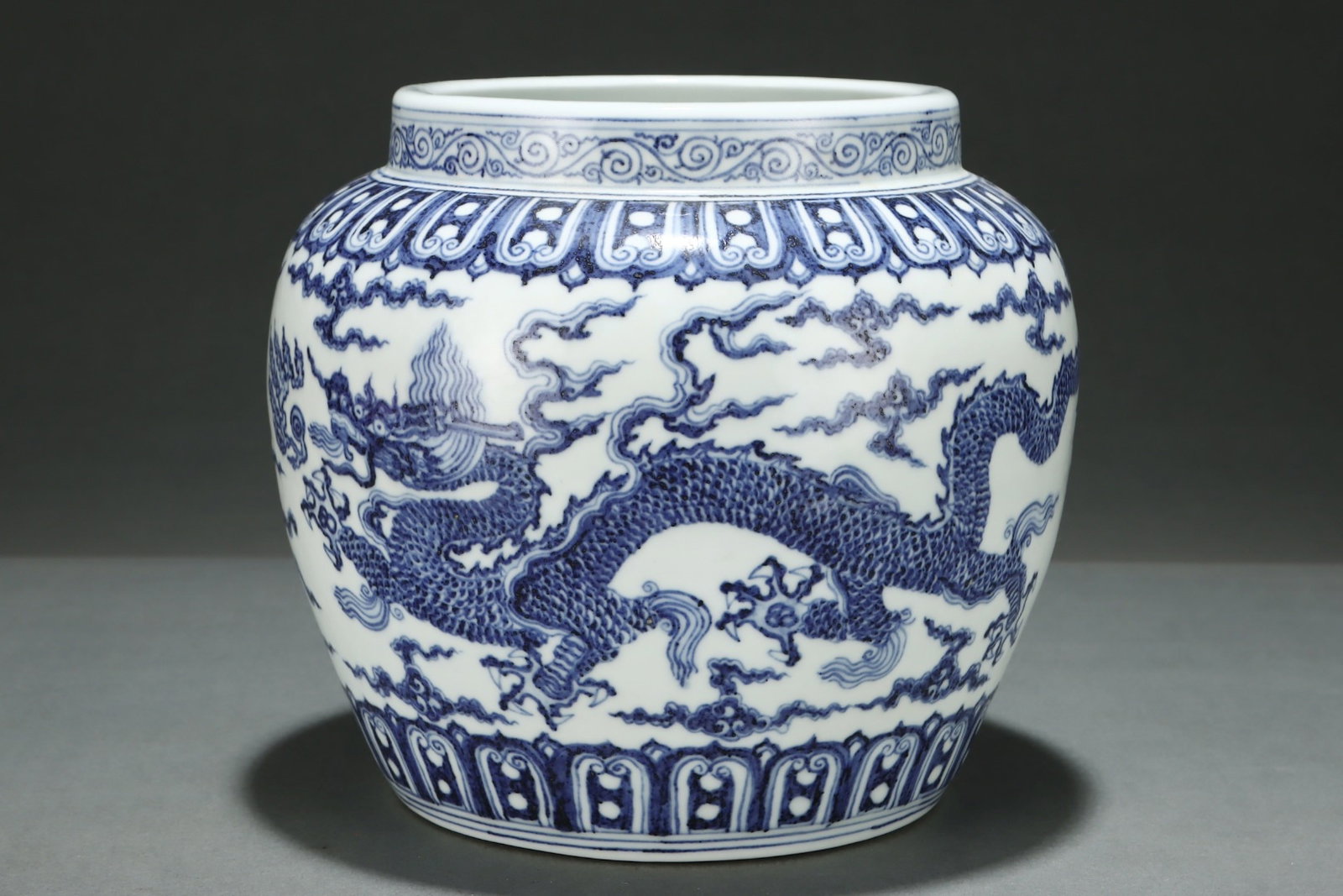 An Exquisite Blue and White Auspicious Cloud Pattern Dragon Pattern Jar - 4