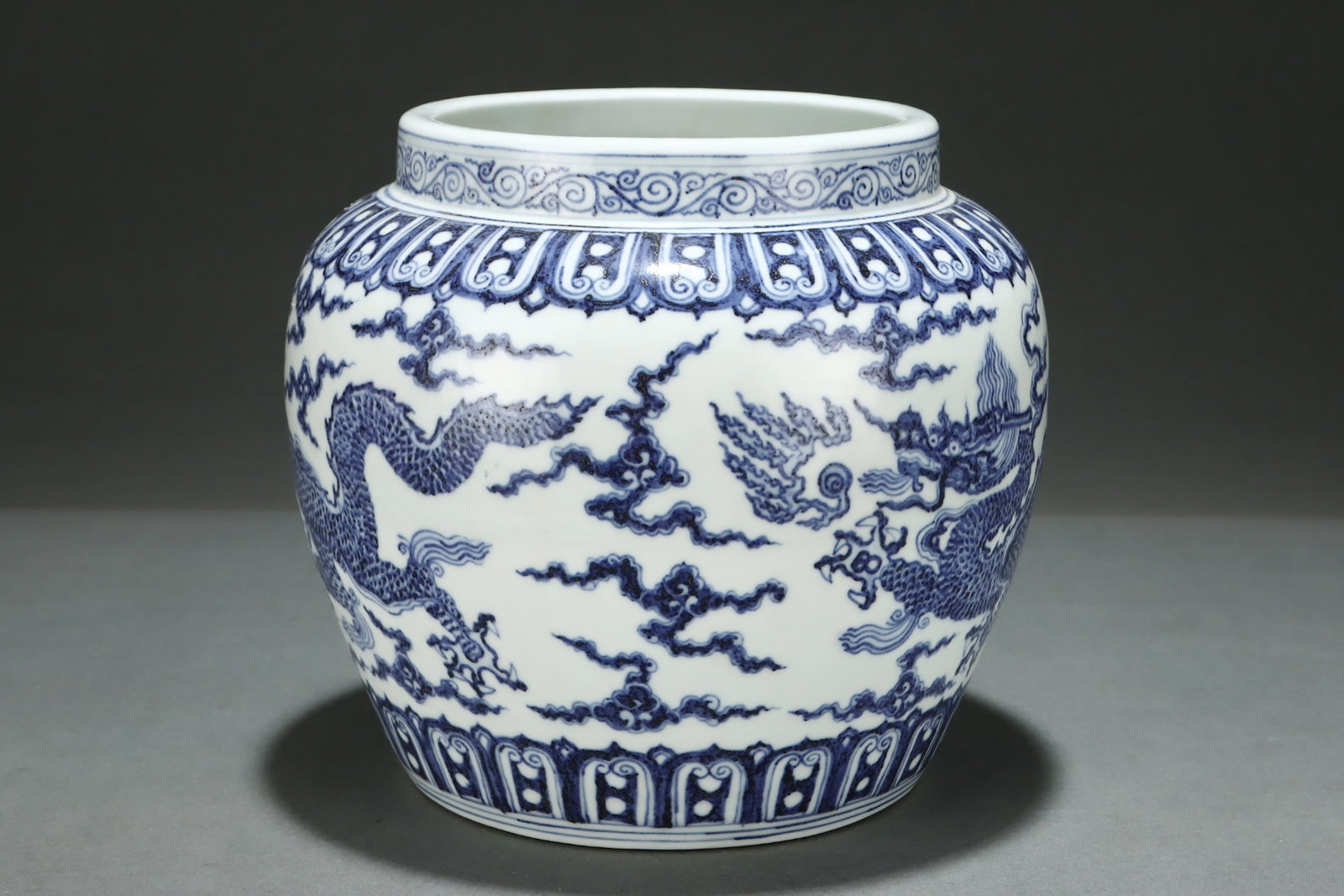 An Exquisite Blue and White Auspicious Cloud Pattern Dragon Pattern Jar - 5