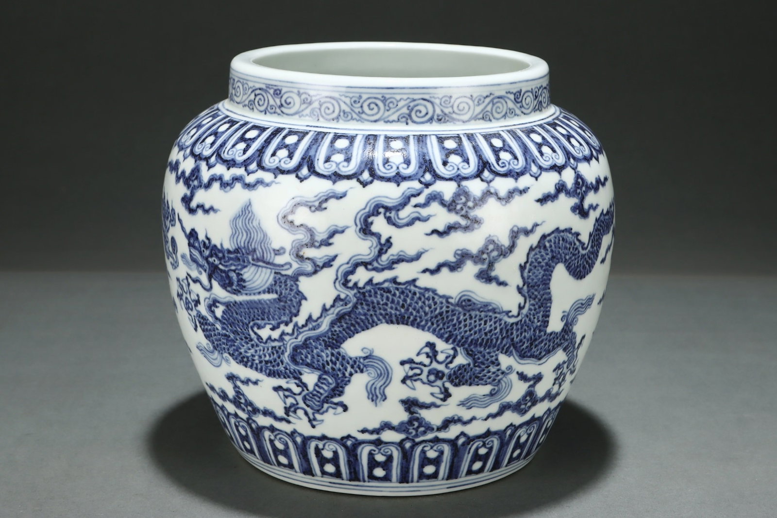 An Exquisite Blue and White Auspicious Cloud Pattern Dragon Pattern Jar - 6