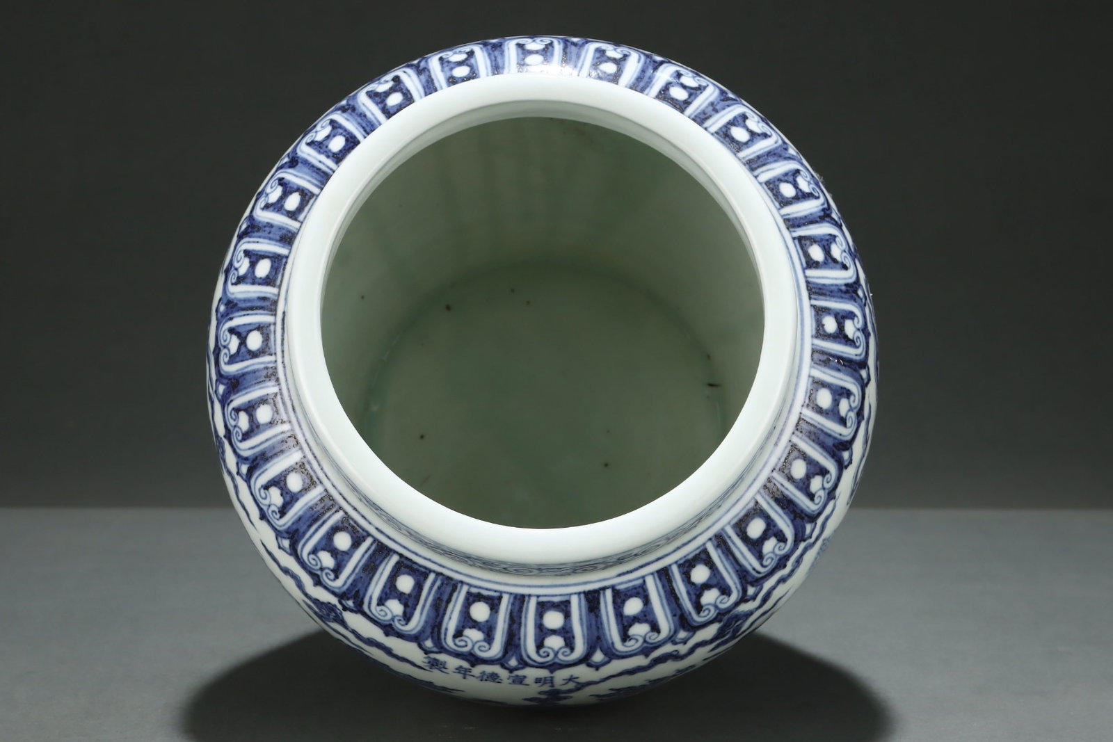 An Exquisite Blue and White Auspicious Cloud Pattern Dragon Pattern Jar - 7