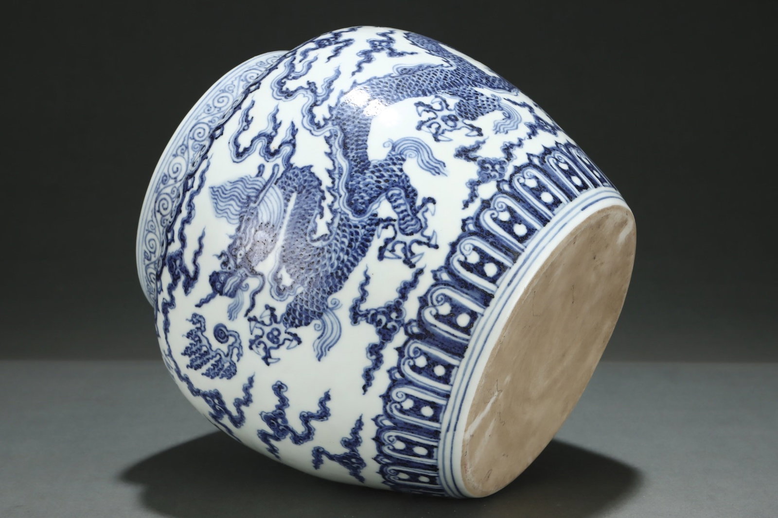 An Exquisite Blue and White Auspicious Cloud Pattern Dragon Pattern Jar - 8