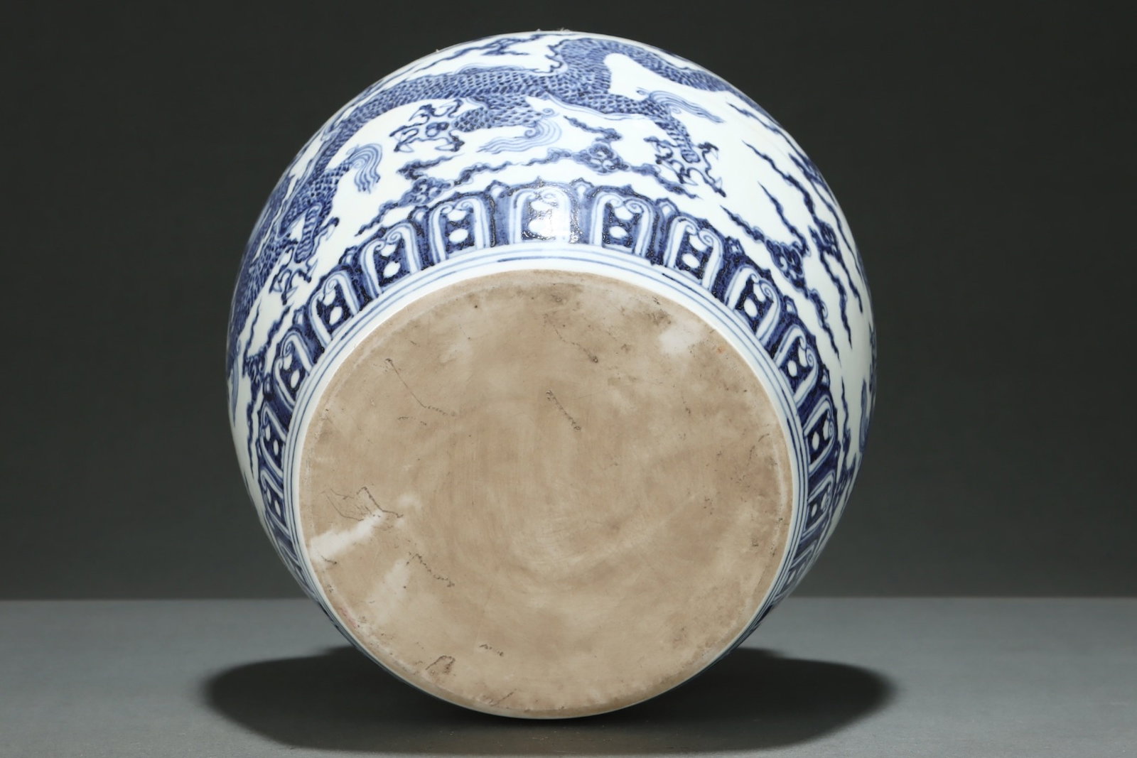 An Exquisite Blue and White Auspicious Cloud Pattern Dragon Pattern Jar - 9
