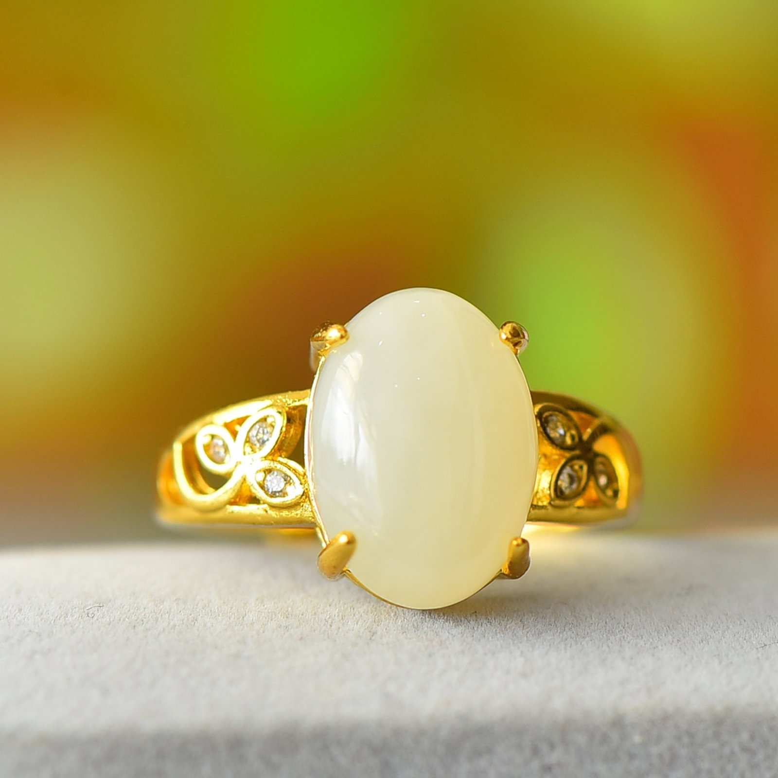 An Exquisite Bronze-Gold Plated Inlaid White Jade Ring: An Exquisite Bronze-Gold Plated Inlaid White Jade Ring,Size:3.9inx5.5in 铜镀金镶白玉戒指