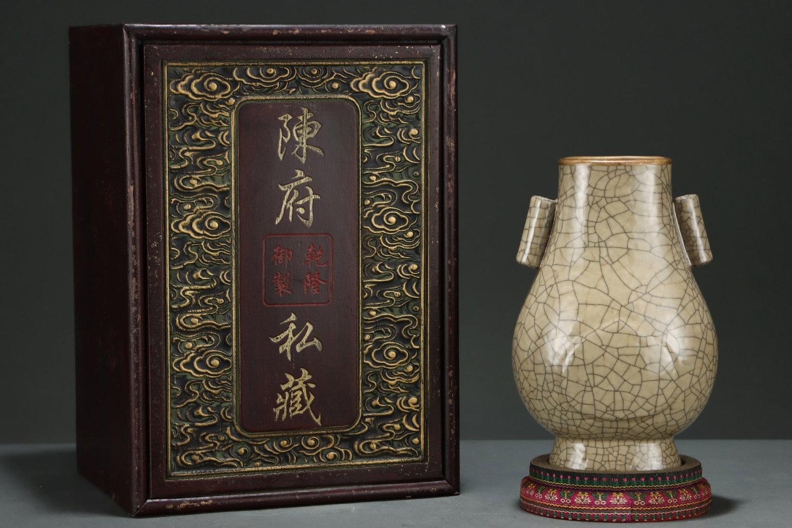 An Exquisite Ge yao Cover with Gold Double-Ears Vase,with an Imperial Poem by Emperor Qianlong: An Exquisite Ge yao Cover with Gold Double-Ears Vase,with an Imperial Poem by Emperor Qianlong,Song Dynasty,China,Size:8.9inx5.8in 哥窑包金双耳瓶,带