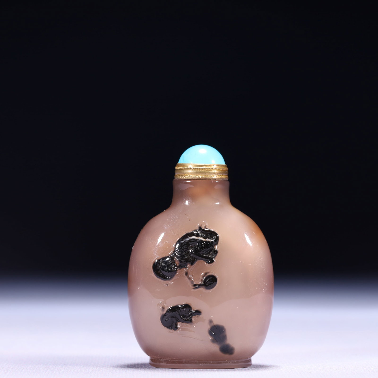 An Exquisite Agate Beast Pattern Snuff Bottle: An Exquisite Agate Beast Pattern Snuff Bottle,Qing Dynasty,China,Size:1.6inx0.8inx2.8in,Weight:77g 玛瑙兽纹鼻烟壶,中国清代