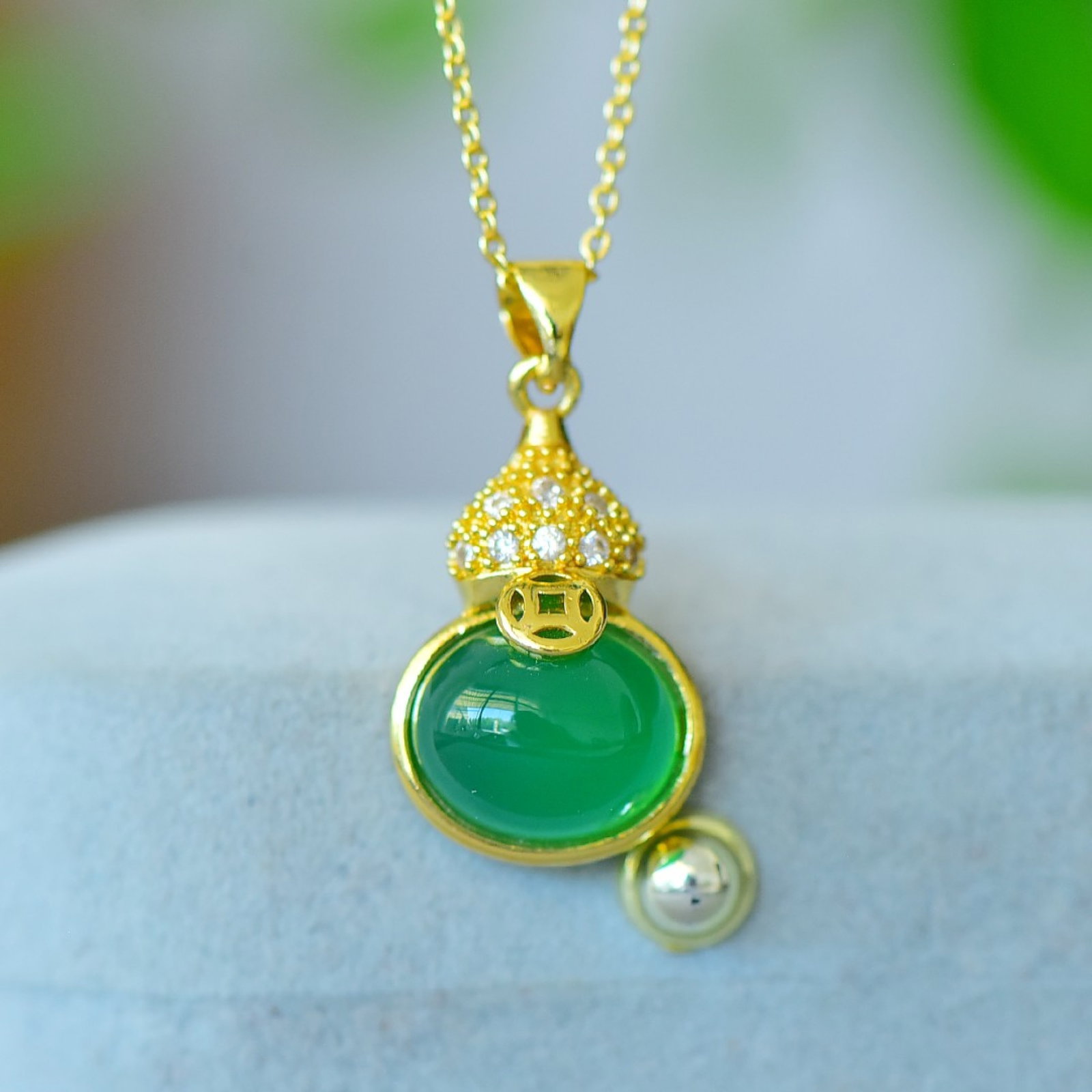 An Exquisite Gourd Pendant,Inlaid Diamond: An Exquisite Gourd Pendant Size:10mmx12mm 葫芦吊坠