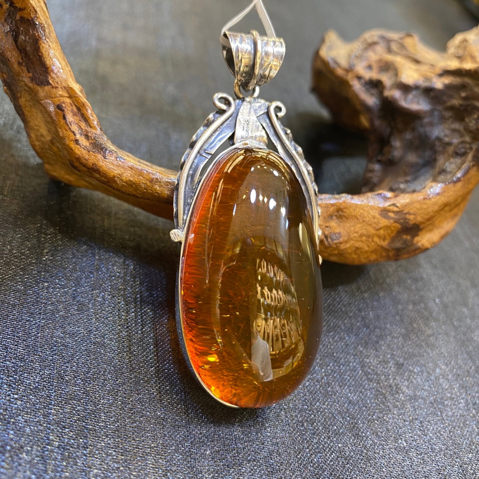 An Exquisite Beeswax Inlaid Silver Necklace: An Exquisite Beeswax Inlaid Silver Necklace,Size:27.5mm,Weight:17.3g 蜜蜡镶银项链