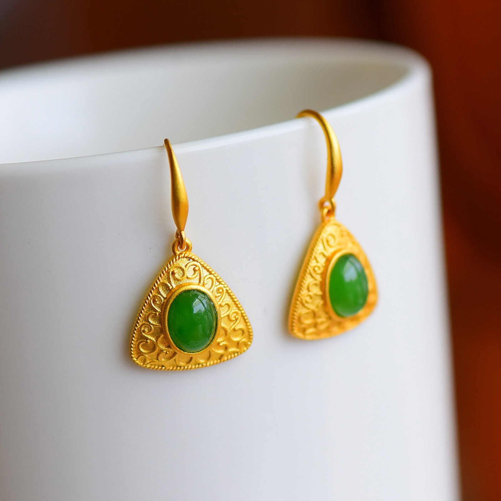 A Pair of Exquisite Sterling Silver-Gold Plated Inlaid Jasper Earrings: A Pair of Exquisite Sterling Silver-Gold Plated Inlaid Jasper Earrings,Size:6mmx8mm 一对纯银镀金镶碧玉耳环