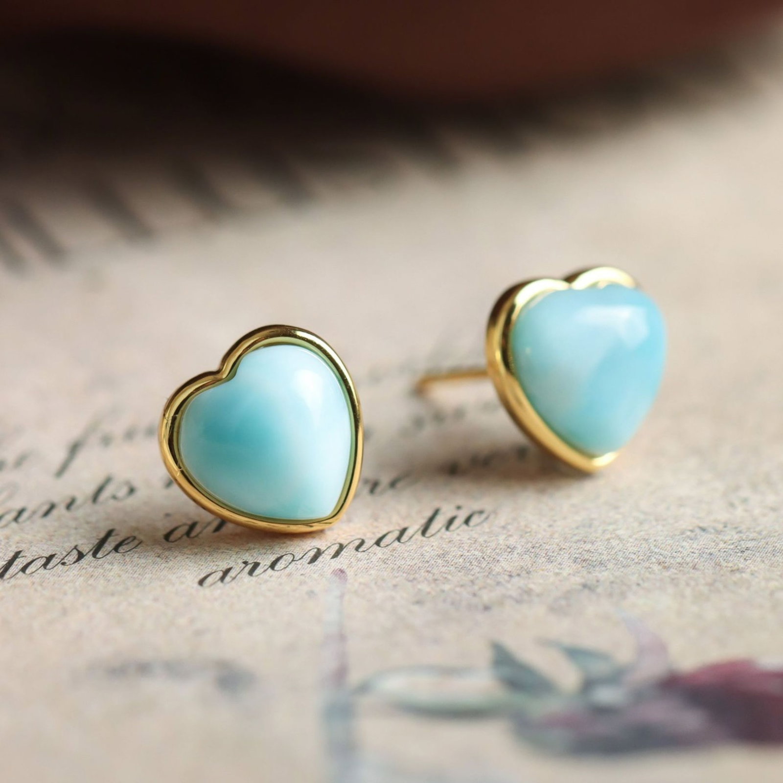 A Pair of Exquisite Sterling Silver-Gold Plated Inlaid Larimar Earrings: A Pair of Exquisite Sterling Silver-Gold Plated Inlaid Larimar Earrings,Size:9mmx9mm,Weight:1.8g 一对纯银镀金镶海纹石耳钉