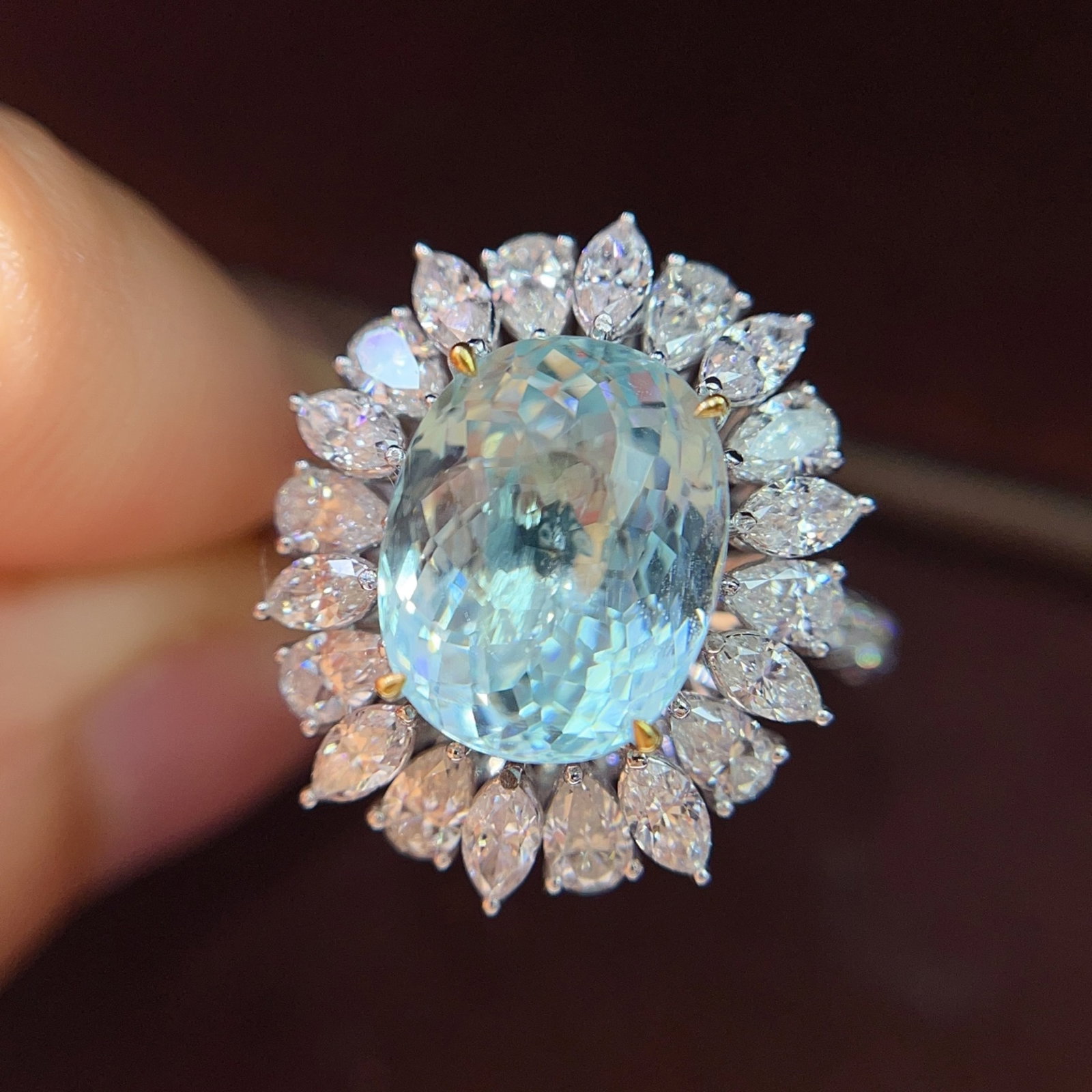 A Exquisite 18k Gold Inlaid 4.80ct Natural Sapphire and 1.850ct Diamond Ring: A Exquisite 18k Gold Inlaid 4.80ct Natural Sapphire and 1.850ct Diamond Ring,Total Weight:6.17g 18k金镶 4.80ct 天然蓝宝石和 1.850ct 钻石