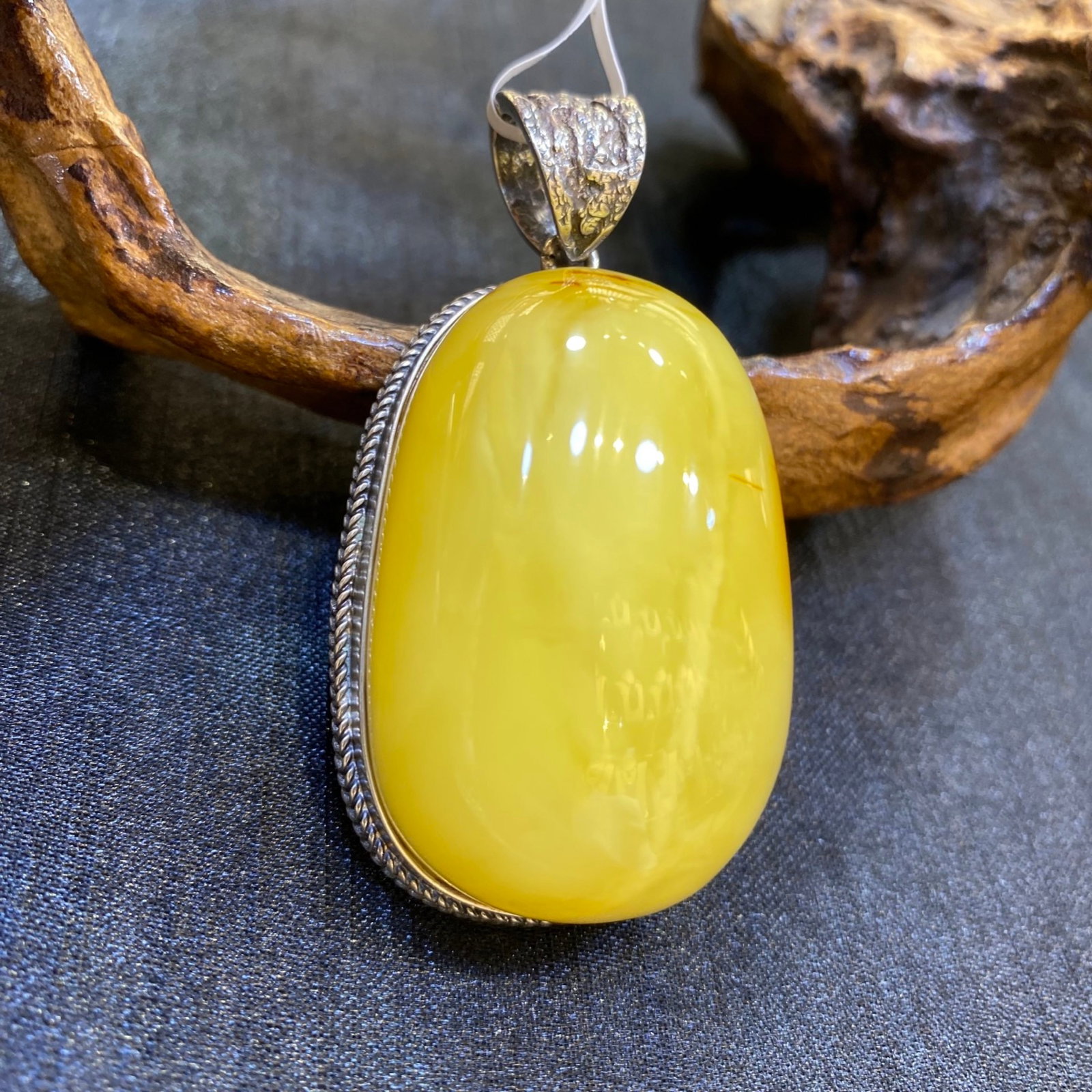 An Exquisite Beeswax Inlaid Silver Necklace: An Exquisite Beeswax Inlaid Silver Necklace,Size:32.8mm,Weight:27.8g 蜜蜡镶银项链