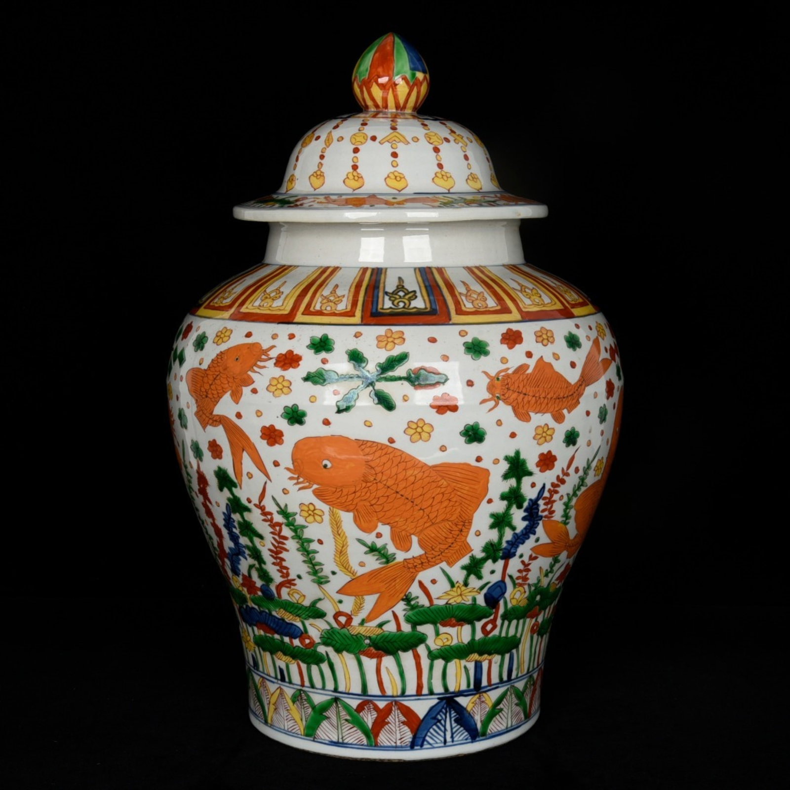 A Huge Blue and White Wucai Hornwort Pattern Jar with Cover: A Huge Blue and White Wucai Hornwort Pattern Jar with Cover,Ming Dynasty,China,Jiajing Six-character Mark,Size:18.9inx13.8in 青花五彩鱼藻纹盖罐,&#