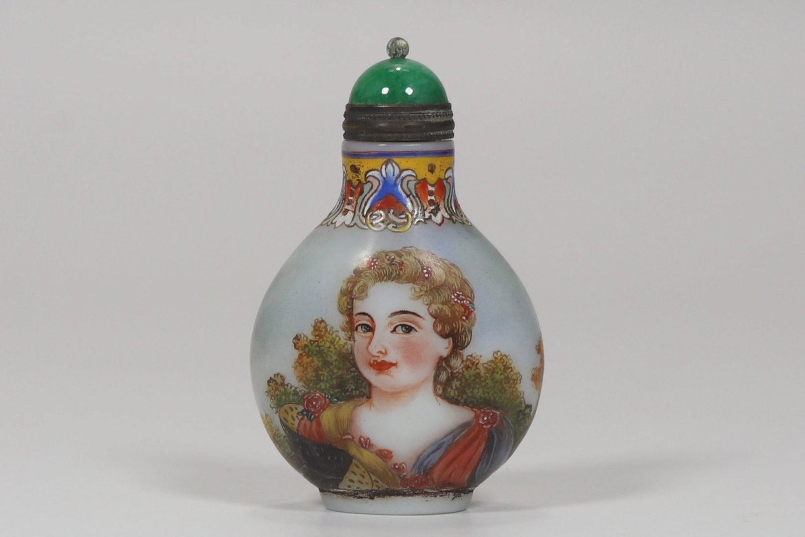 A fine glass-body falangcai snuff bottle depicting Western figures: A fine glass-body falangcai snuff bottle depicting Western figures, Qing Dynasty, China, with six-character Qianlong reign mark, Size:2.7in 料器珐琅彩西洋