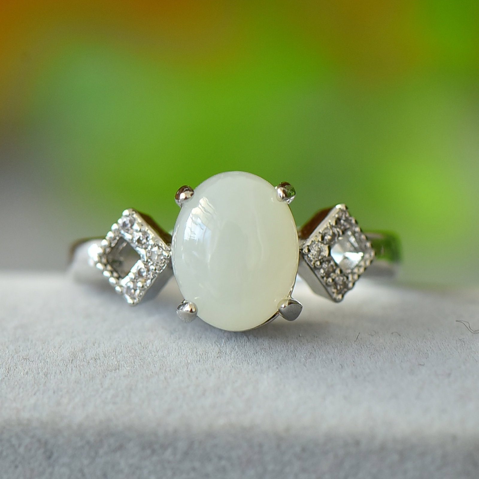 An Exquisite Bronze Inlaid White Jade Ring,Inlaid Diamond: An Exquisite Bronze Inlaid White Jade Ring,Inlaid Diamond,Size:8mmx10mm 铜镶白玉戒指,嵌钻石