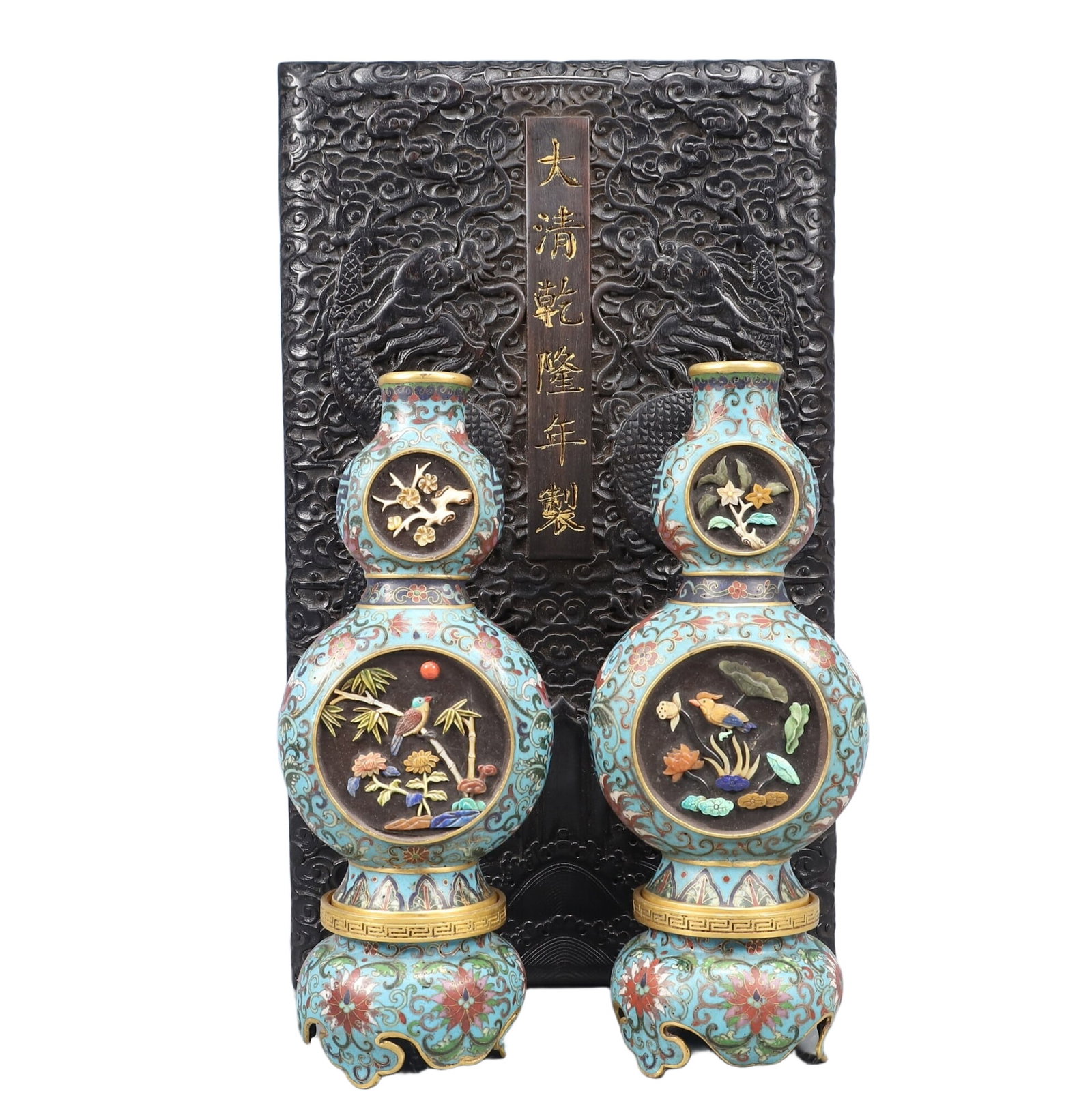 A Pair of Exquisite Cloisonne Flower and Bird Pattern Gourd-Shaped Vases,Inlaid Gems: A Pair of Exquisite Cloisonne Flower and Bird Pattern Gourd-Shaped Vases,Inlaid Gems,Qing Dynasty, China,Qianlong Four-character Mark,Size:3.9inx2.8inx10.2in,Weight:1550g 一对景Ė