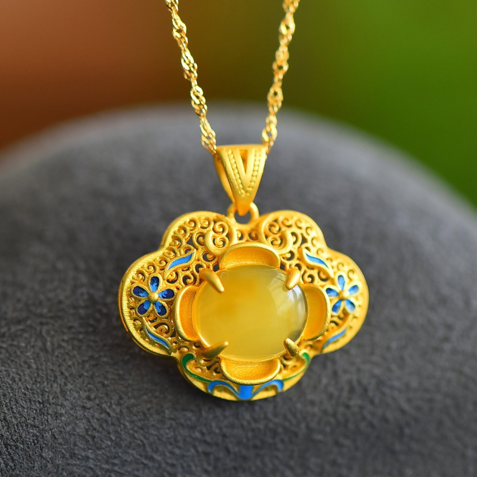 An Exquisite Sterling Silver-Gold Plated Inlaid Amber Necklace: An Exquisite Sterling Silver-Gold Plated Inlaid Amber Necklace,Size:10mmx14mm 纯银镀金镶琥珀项链
