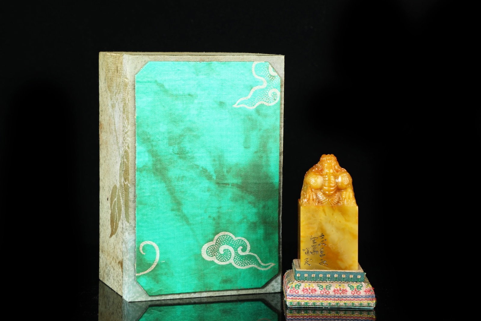 An Exquisite Tianhuang Stone Dragon Pattern Seal: An Exquisite Tianhuang Stone Dragon Pattern Seal,Qing Dynasty, China,Size:3.9inx2in ,Weight:498g 田黄石龙纹印章,中国清代