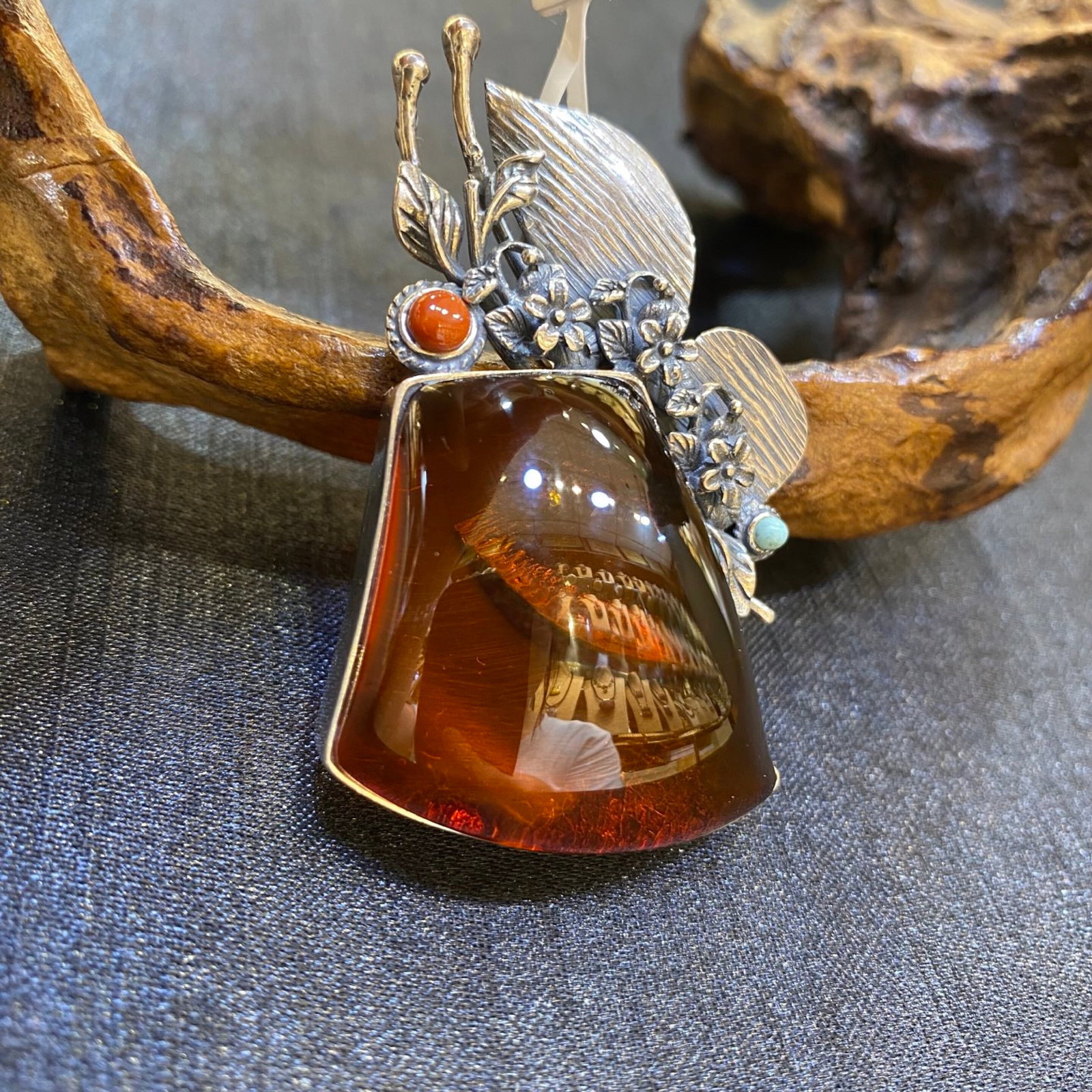 An Exquisite Beeswax Inlaid Silver Necklace: An Exquisite Beeswax Inlaid Silver Necklace,Size:31.9mm,Weight:16.2g 蜜蜡镶银项链