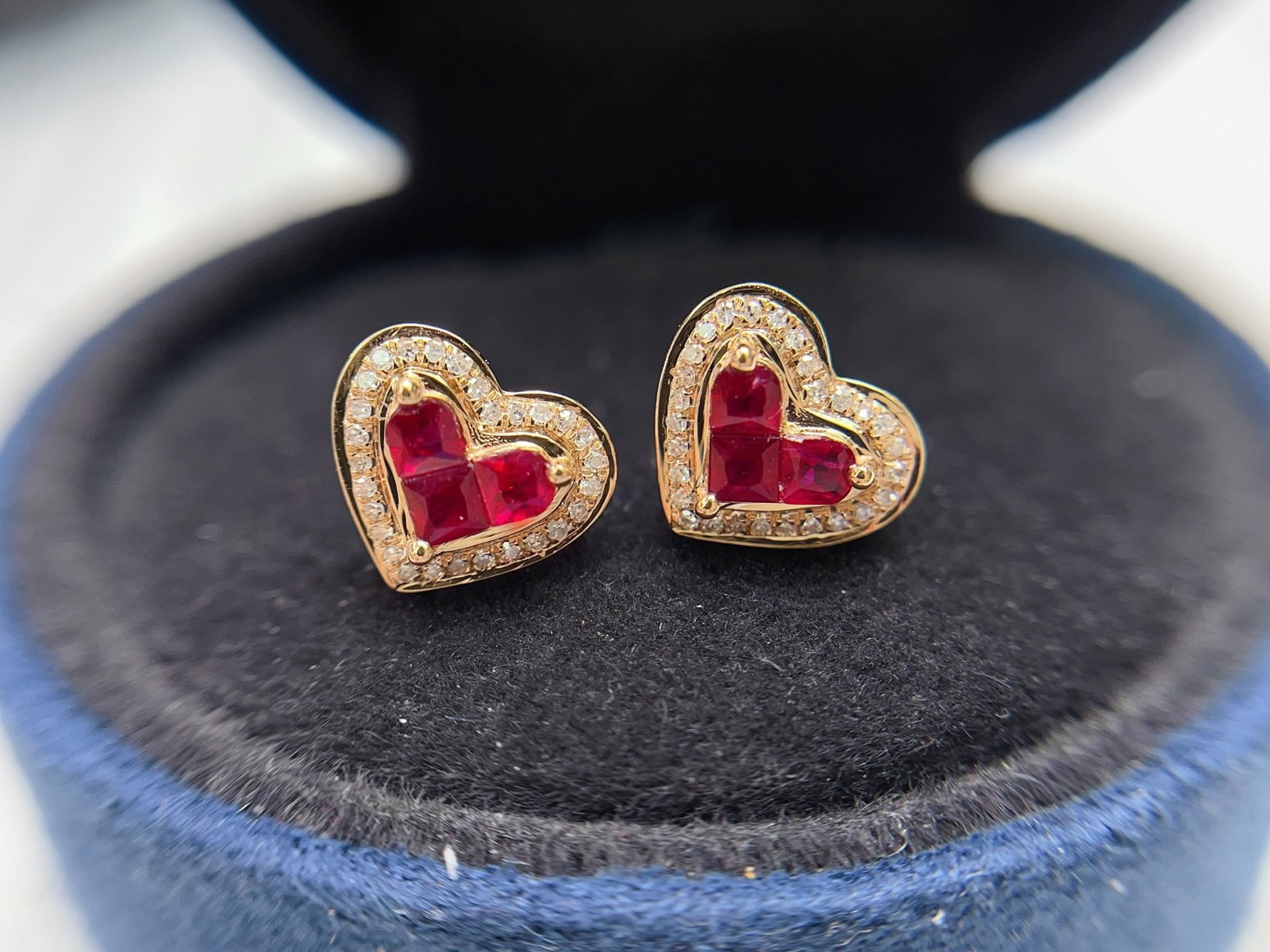 A Pair of Exquisite 18k Gold Inlaid 0.80ct Natural Ruby Earrings,Inlaid Diamond: A Pair of Exquisite 18k Gold Inlaid 0.80ct Natural Ruby Earrings,Inlaid Diamond,Total Weight:1.30g 一对18k金镶 0.80ct