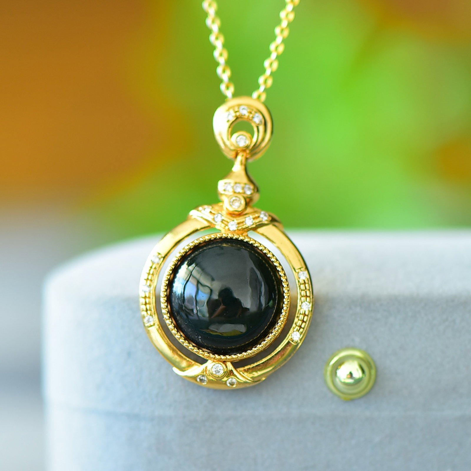 An Exquisite Bronze-Gold Plated Inlaid Green Jade Necklace: An Exquisite Bronze-Gold Plated Inlaid Green Jade Necklace,Size:5.5inx5.5in 铜镀金镶青玉项链