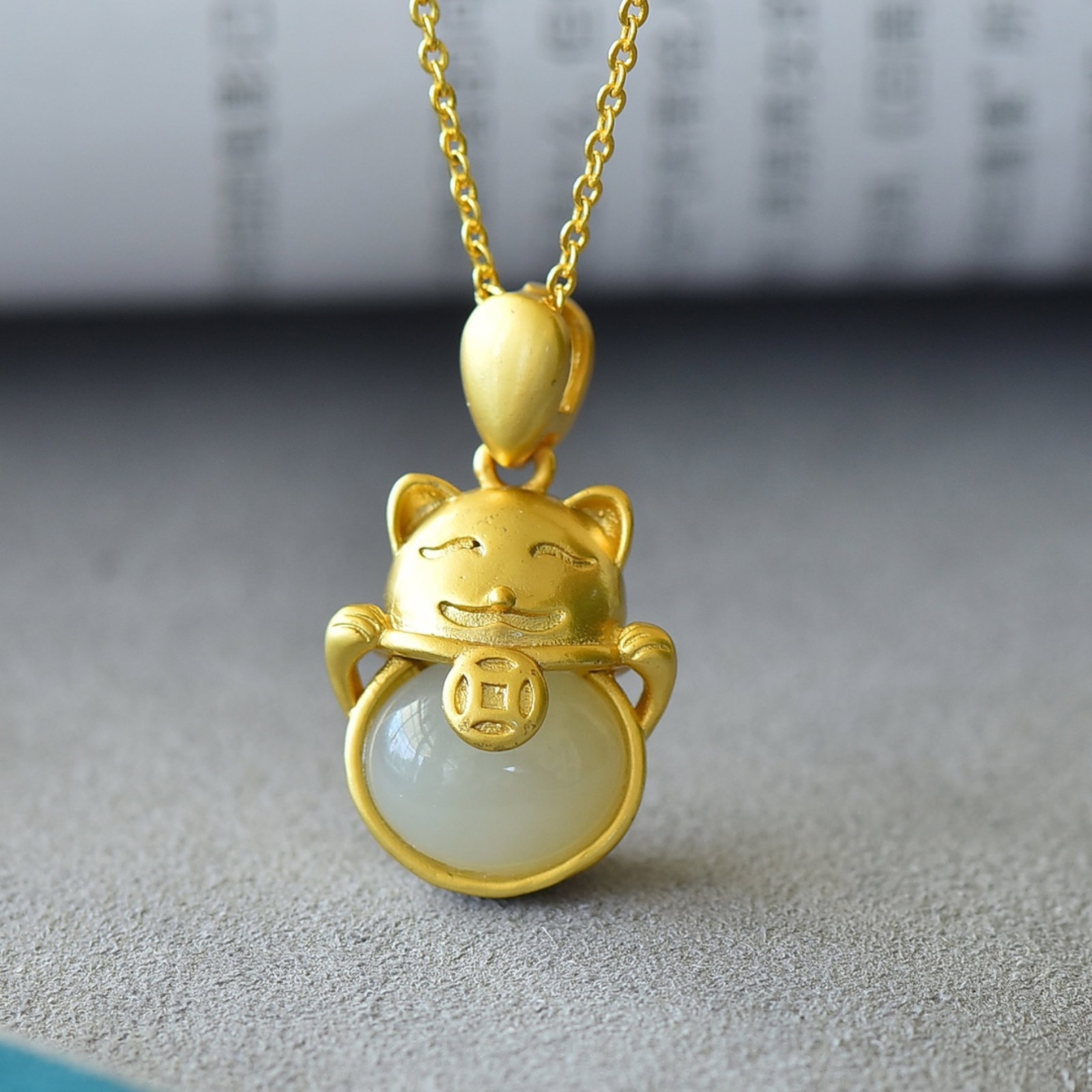 An Exquisite Bronze-Gold Plated Inlaid White Jade Cat Necklace: An Exquisite Bronze-Gold Plated Inlaid White Jade Cat Necklace,Size:10mmx12mm 铜镀金镶白玉猫项链