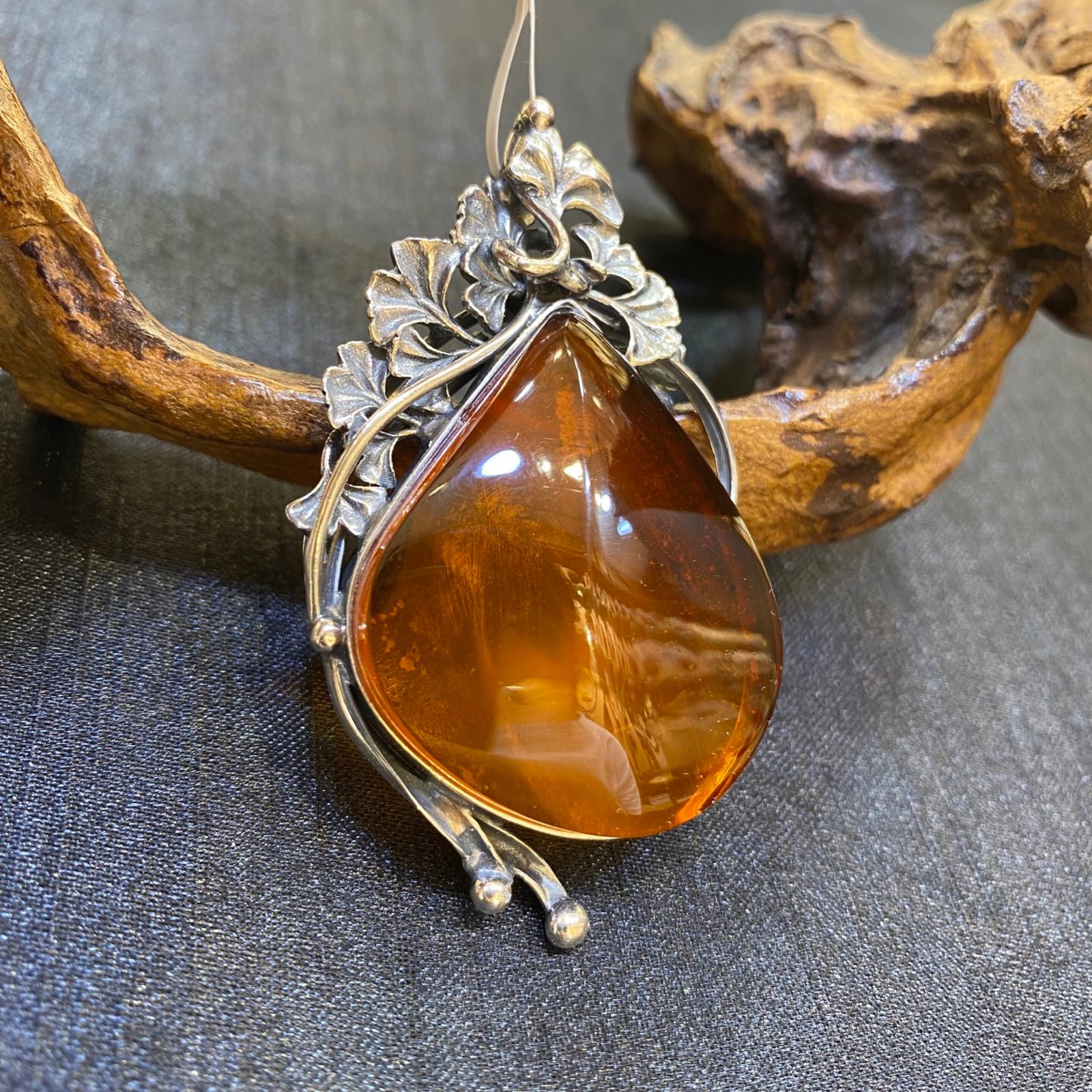 An Exquisite Beeswax Inlaid Silver Necklace: An Exquisite Beeswax Inlaid Silver Necklace,Size:35.7mm,Weight:19.5g 蜜蜡镶银项链