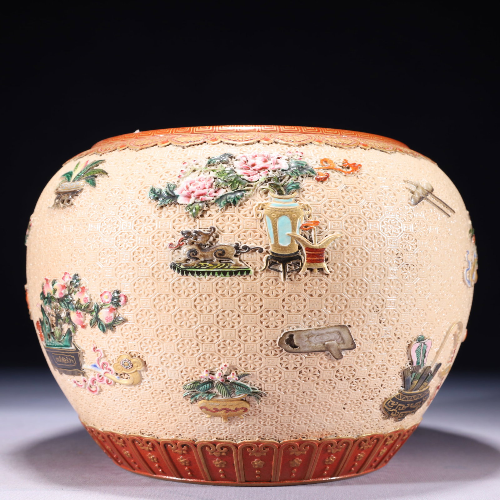 An Exquisite Famille-Rose Painted Gold Flower Pattern Jar: An Exquisite Famille-Rose Painted Gold Flower Pattern Jar 粉彩描金花卉纹罐,中国清代,乾隆六字款
