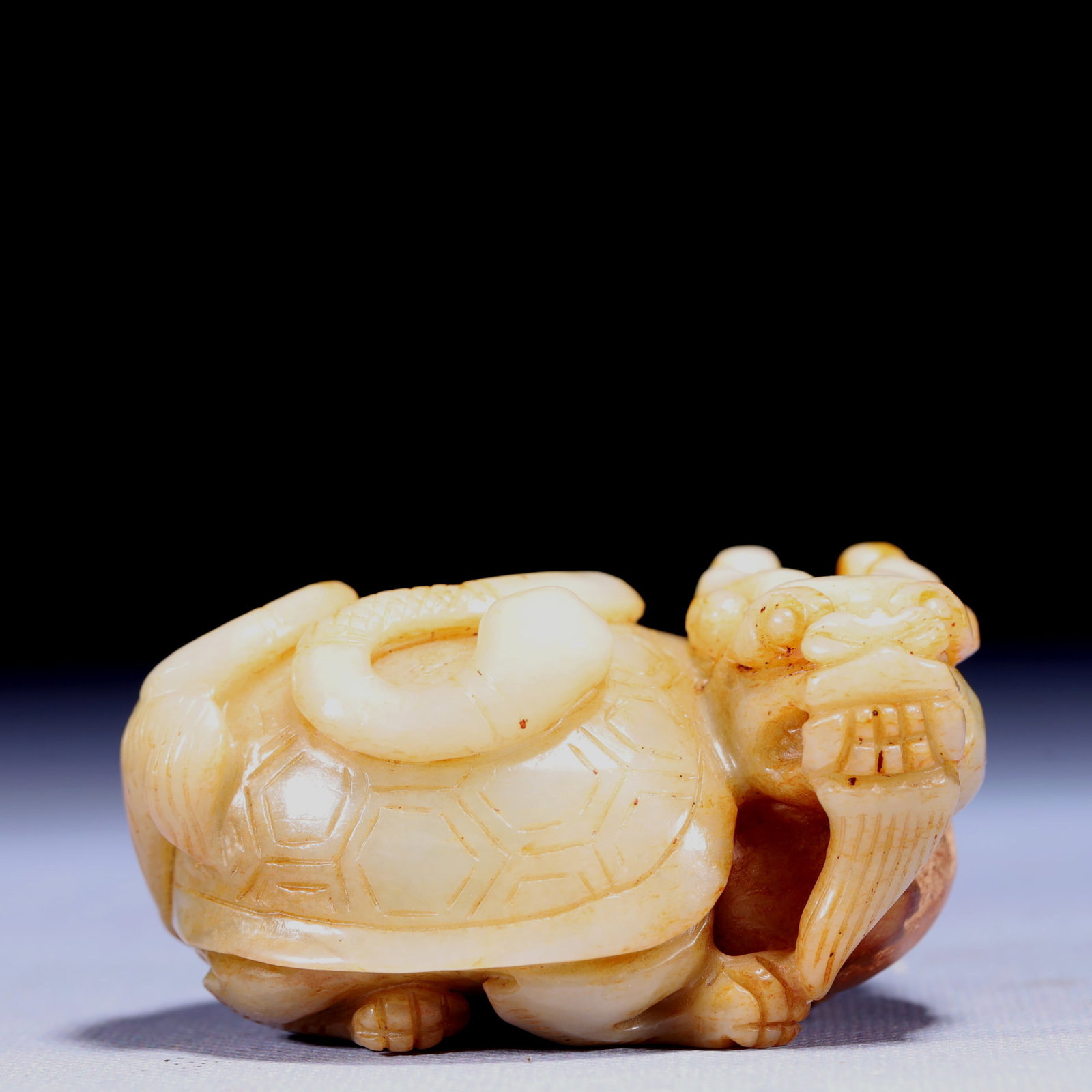 An Exquisite White Jade Dragon and Turtle Ornament: An Exquisite White Jade Dragon and Turtle Ornament,Qing Dynasty,China,Size:3.1inx2.4inx1.6in,Weight:286g 白玉龙龟摆件,中国清代