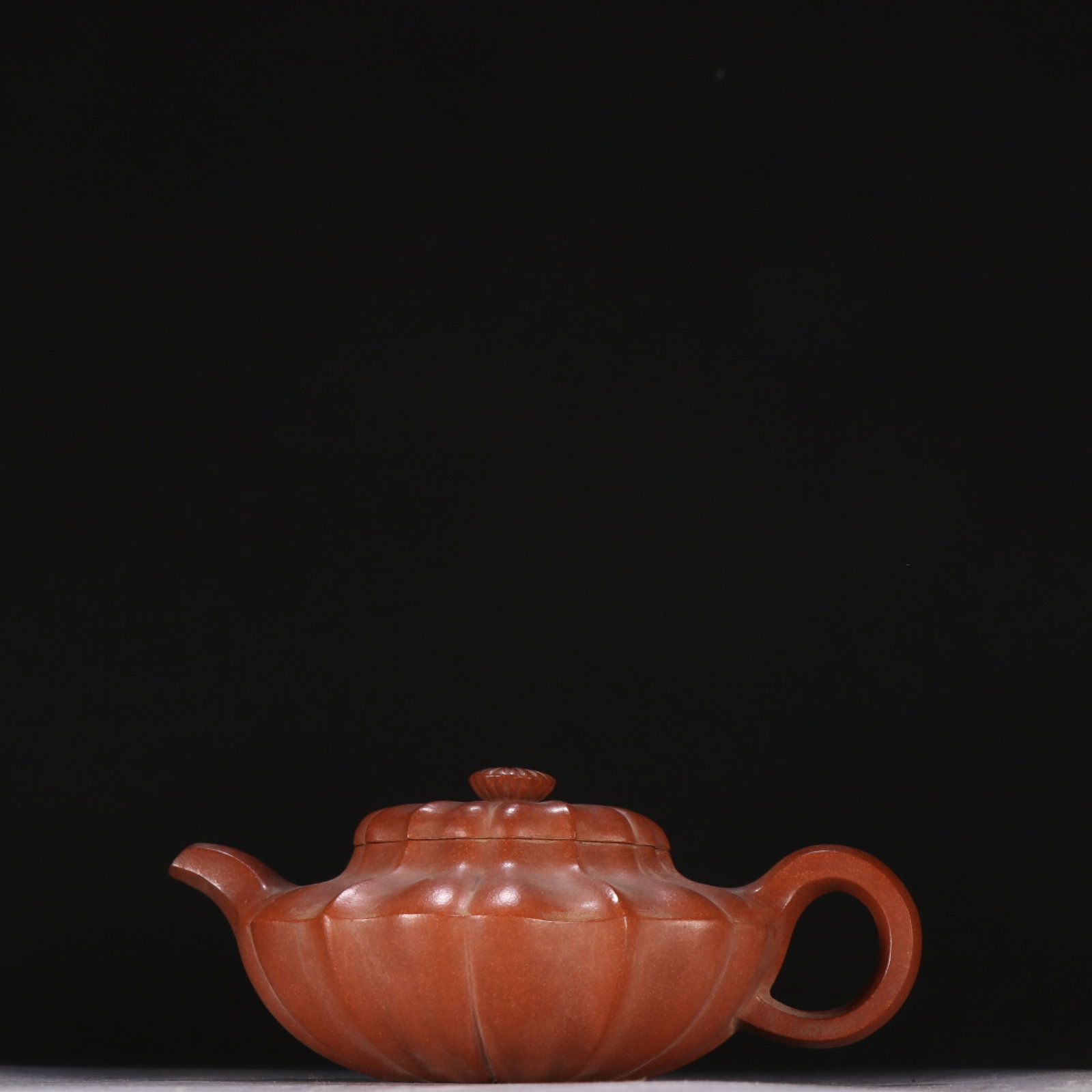 A Rare Purple Sands Teapot: A Rare Purple Sands Teapot,Qing Dynasty,China,Manxi Taoyi Mark,Size:2.4inx6.3in 紫砂茶壶,中国清代,曼晞陶艺款