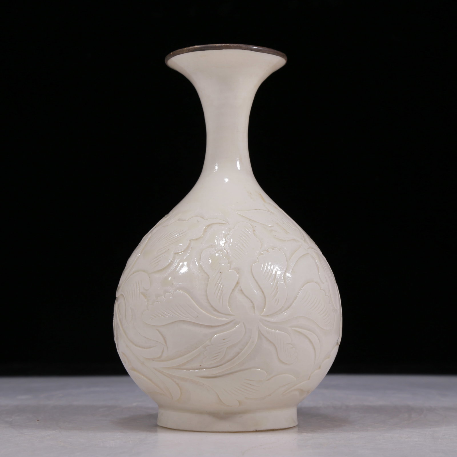 A Gorgeous Dingyao Incised 'Flower' Vase: A Gorgeous Dingyao Incised 'Flower' Vase. Potted with an everted top. Chinese Song Dynasty. Size:10mx6.7in. Weight:375g. 宋代 定窑刻花卉纹瓶
