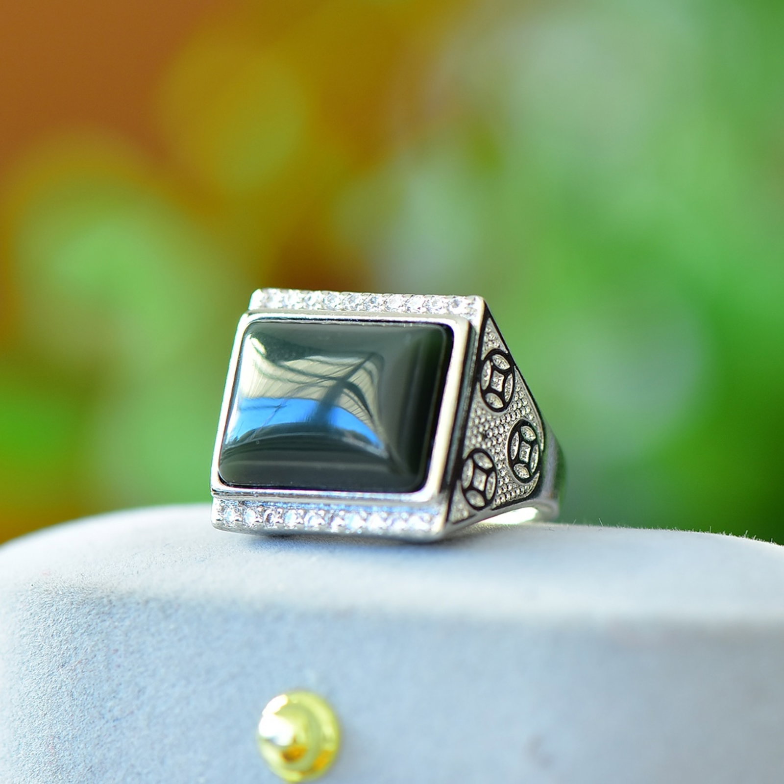 An Exquisite Bronze Inlaid Green Jade Ring: An Exquisite Bronze Inlaid Green Jade Ring,Size:4.7inx6.3in 铜镶青玉戒指