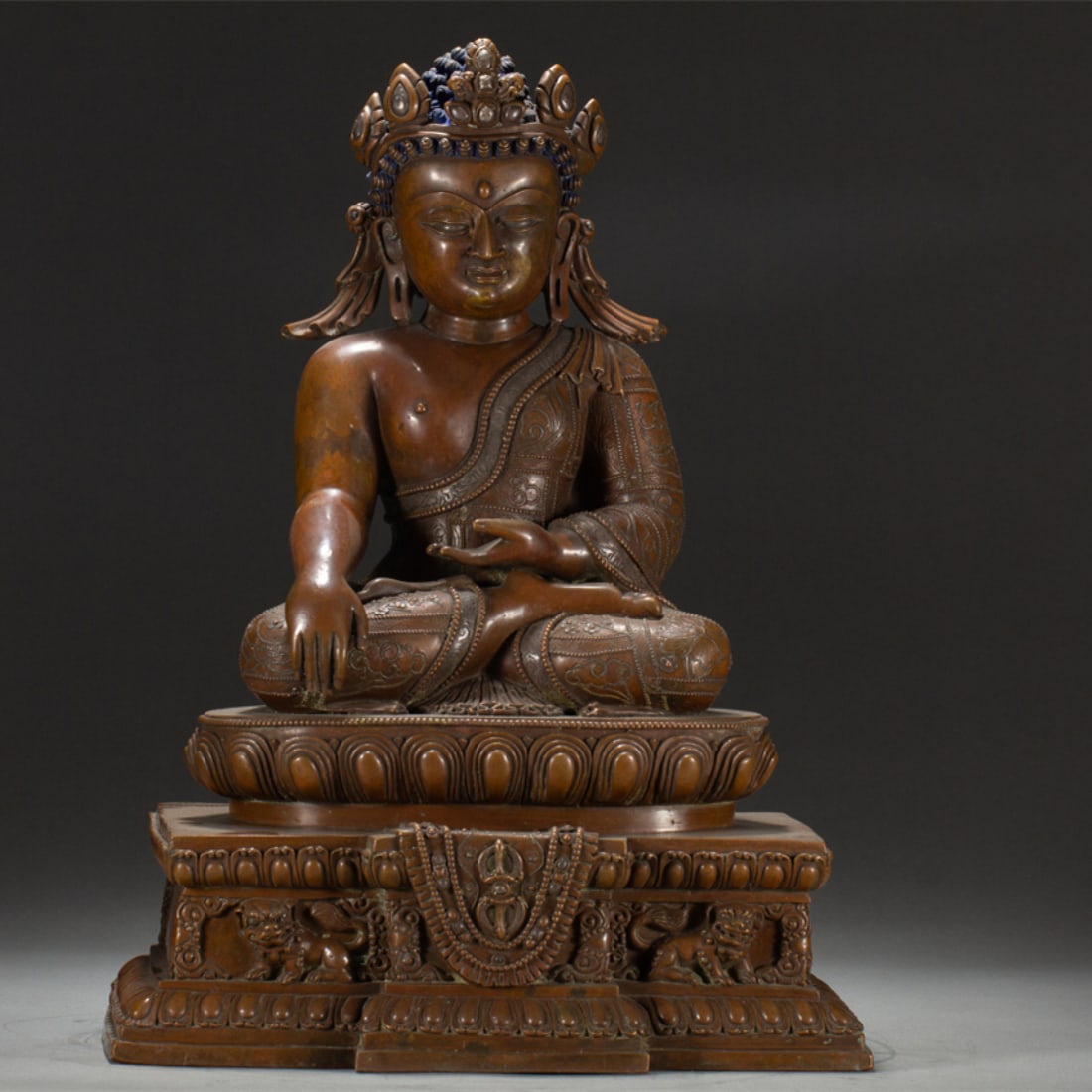 A Solemn Alloy Copper Statue of Sakyamuni: A Solemn Alloy Copper Statue of Sakyamuni,Ming Dynasty,China,Size:11.6inx8.3inx15.9in,Weight:12820g 合金铜释迦摩尼像,中国明代