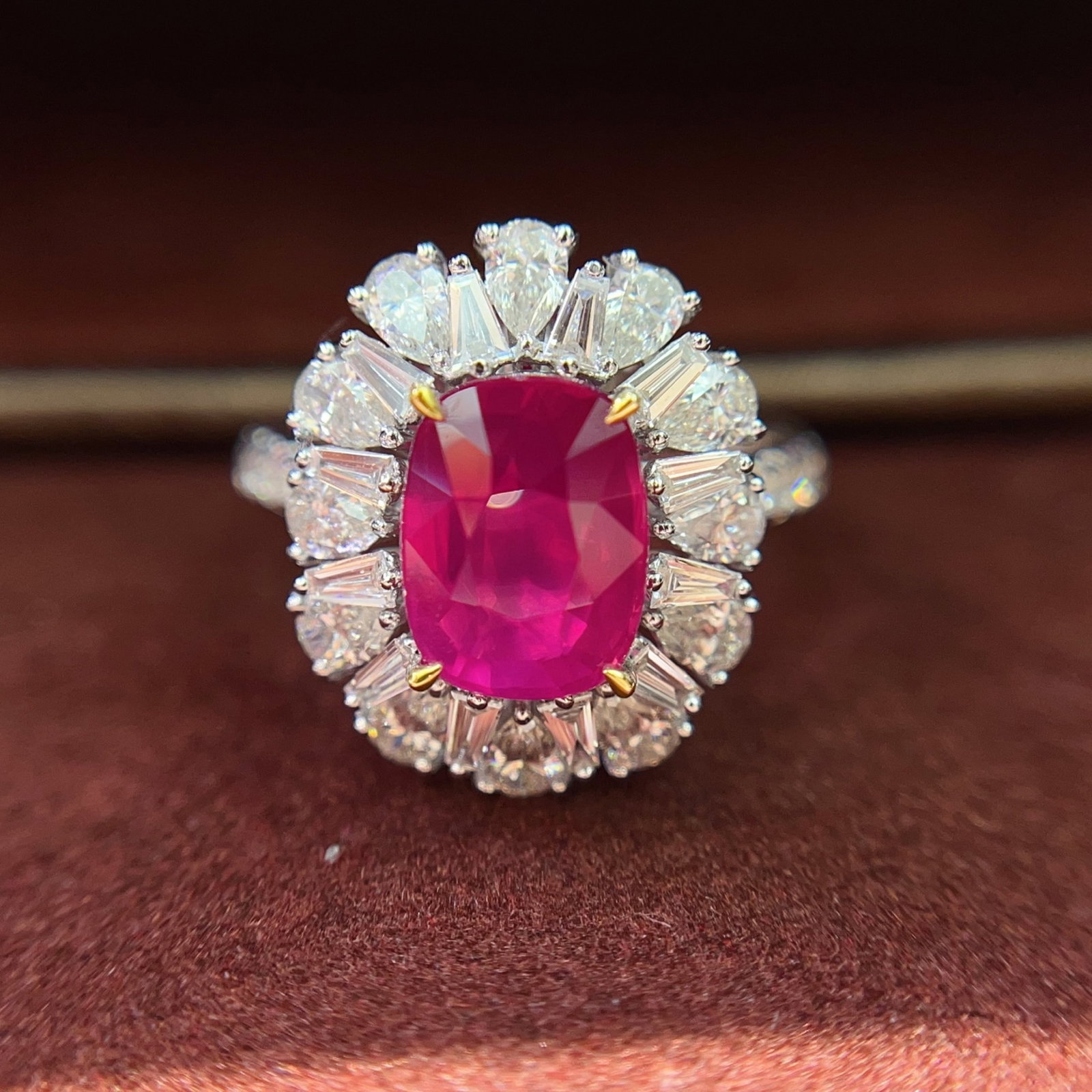 A Exquisite 18k Gold Inlaid 3.06ct Natural Ruby and 1.933ct Diamond Ring: A Exquisite 18k Gold Inlaid 3.06ct Natural Ruby and 1.933ct Diamond Ring,Total Weight:6.70g 18k金镶 3.06ct 天然红宝石和 1.933ct 钻石戒