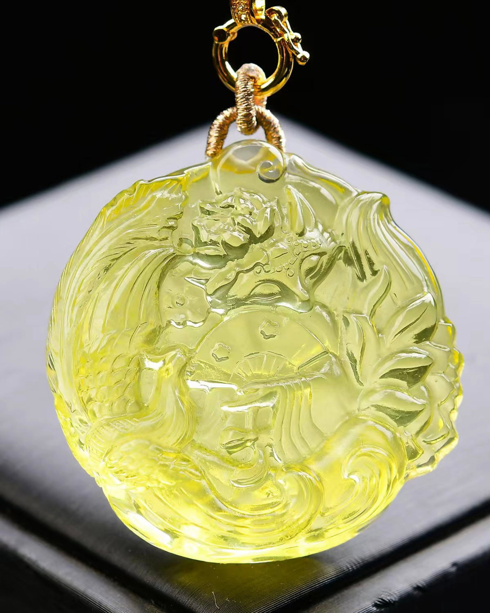 An Exquisite Crystal Nine-Tailed Fox Pendant: An Exquisite Crystal Nine-Tailed Fox Pendant,Size:45mmx45mmx15mm,Weight:77.9g 水晶九尾狐吊坠