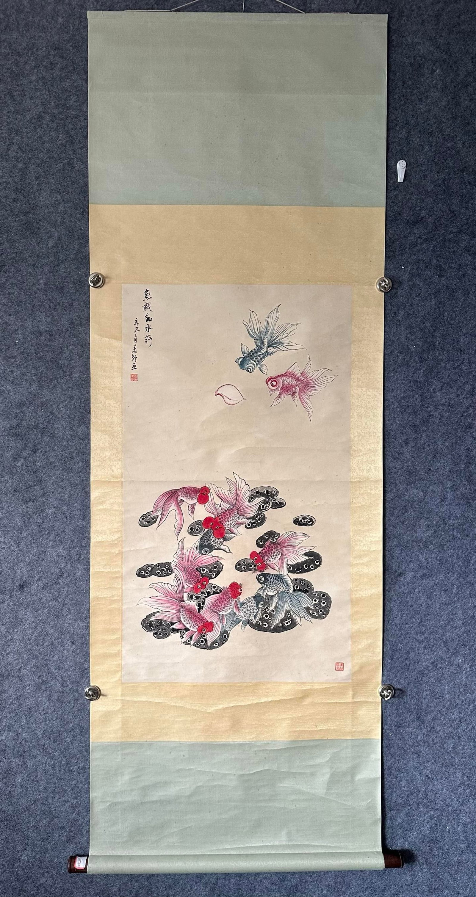 A Chinese Vertical Scroll Ink Painting of Fish on Paper: A Chinese Vertical Scroll Ink Painting of Fish on Paper,Song Meiling,Size:20.9inx36.2in 一幅中国水墨鱼画立轴,宋美龄
