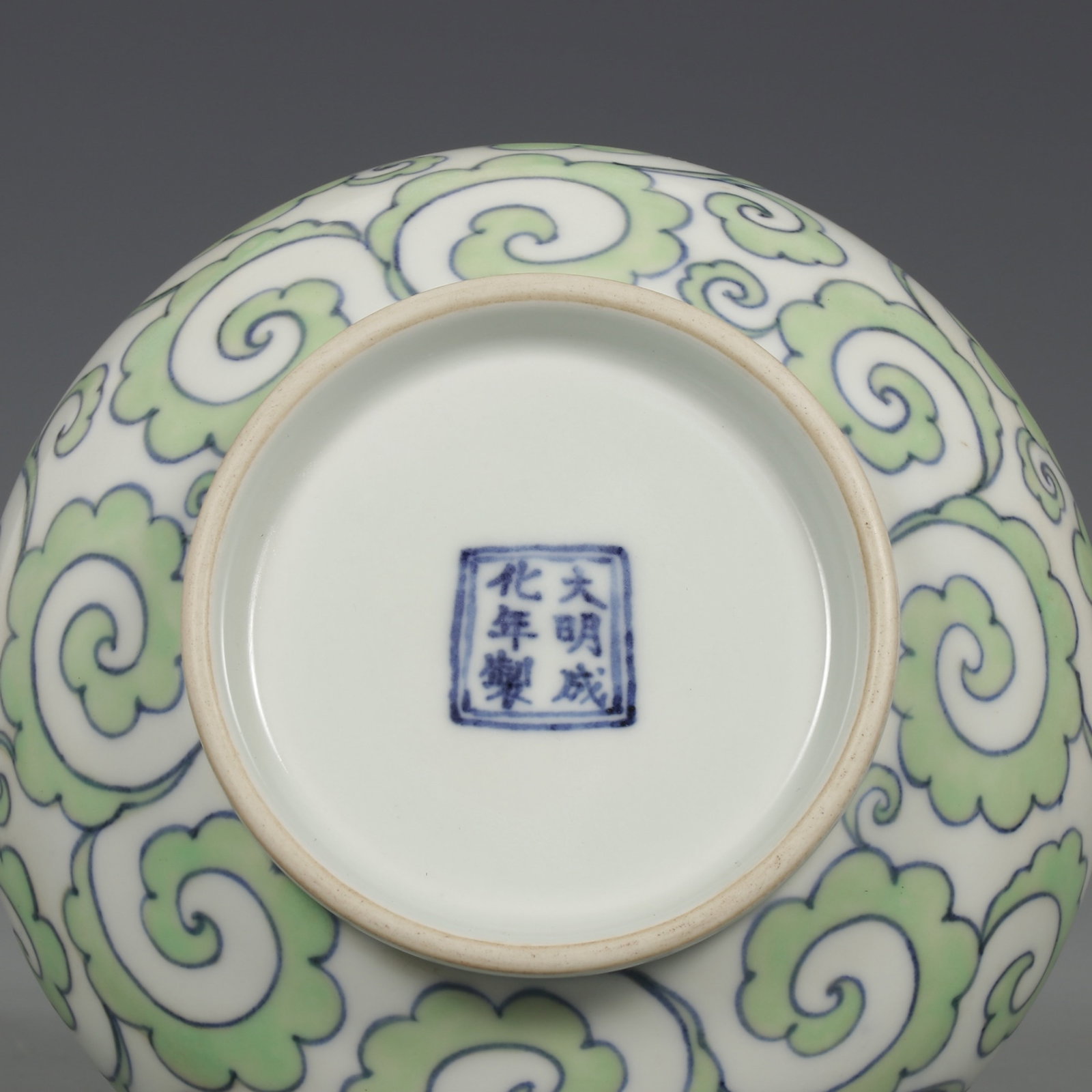An Exquisite Green Glazed Auspicious Cloud Pattern Vase - 9